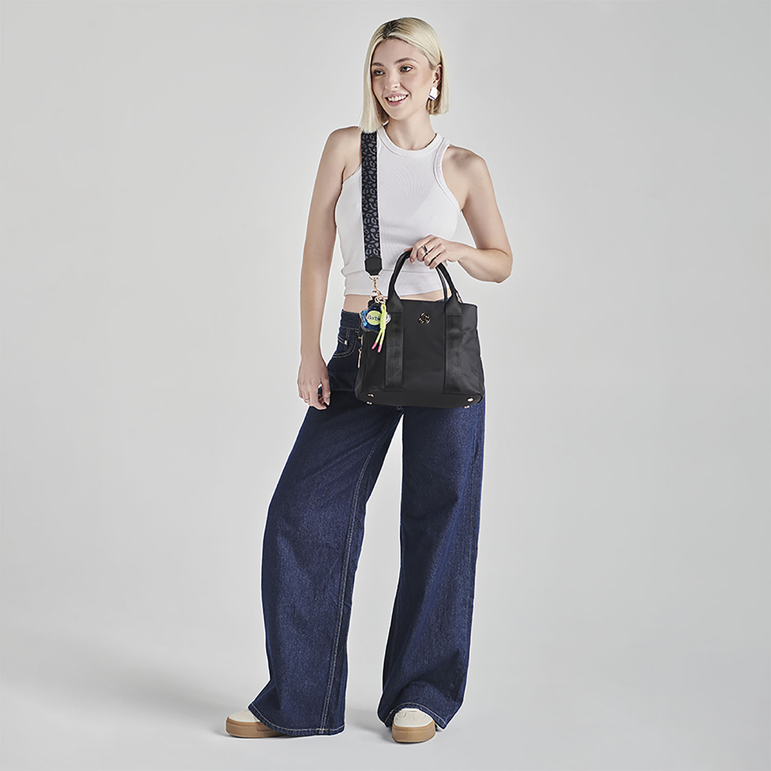 Bolsa de Mano para Dama Barbie by Chenson Negro Estilo y Funcionalidad - vista 2