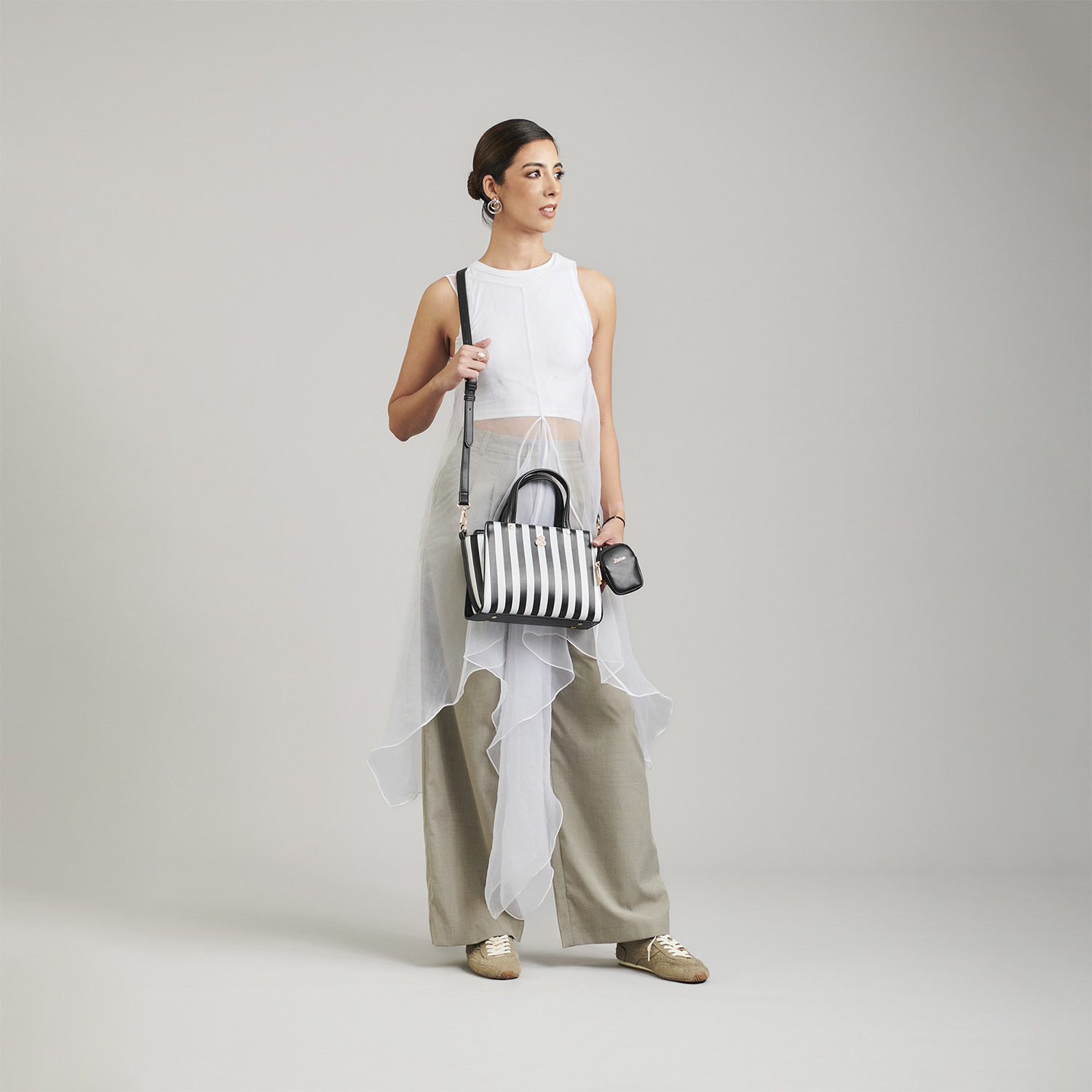 Bolsa de Mano Barbie by Chenson Negro - Casual y Funcional - vista 2