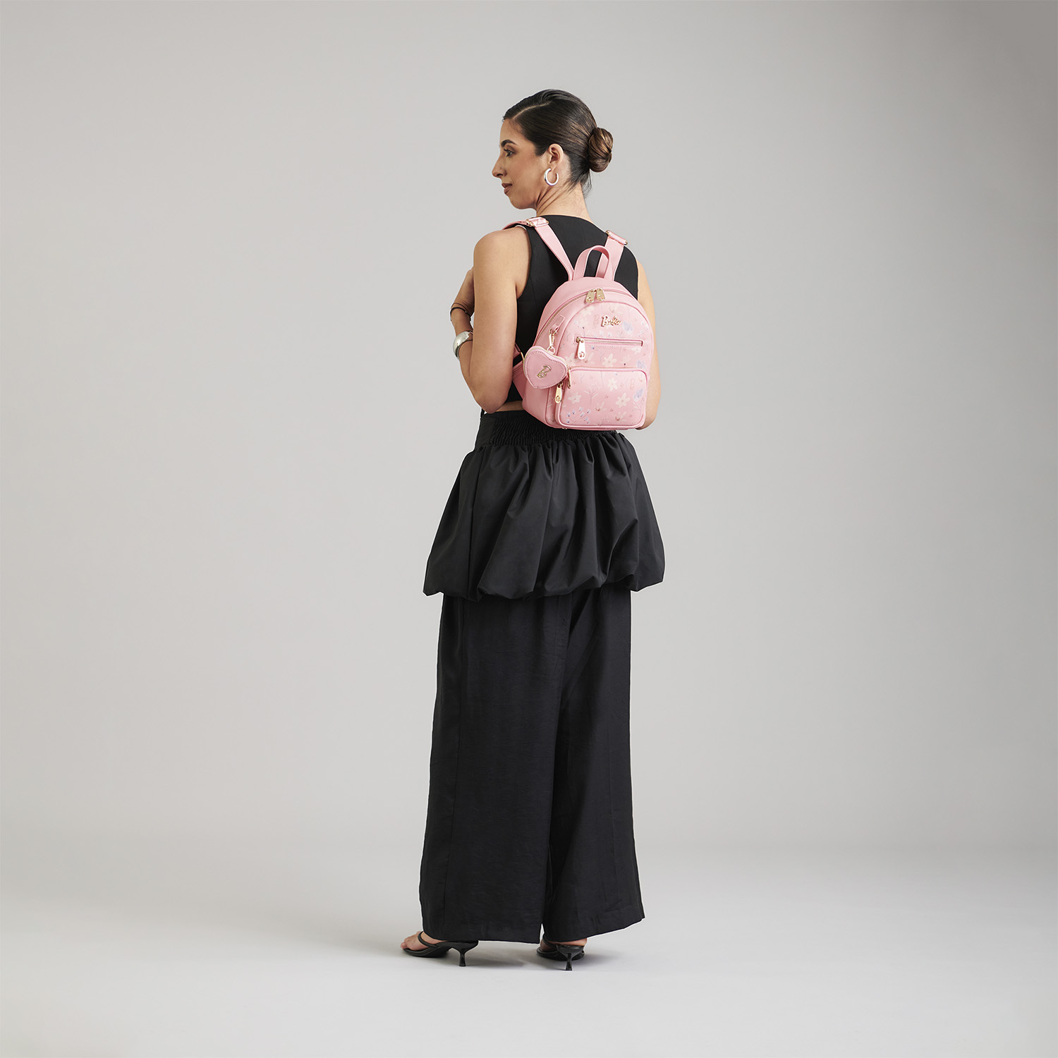 Mochila para dama Barbie by Chenson color rosa con doble bolsillo frontal - vista 2