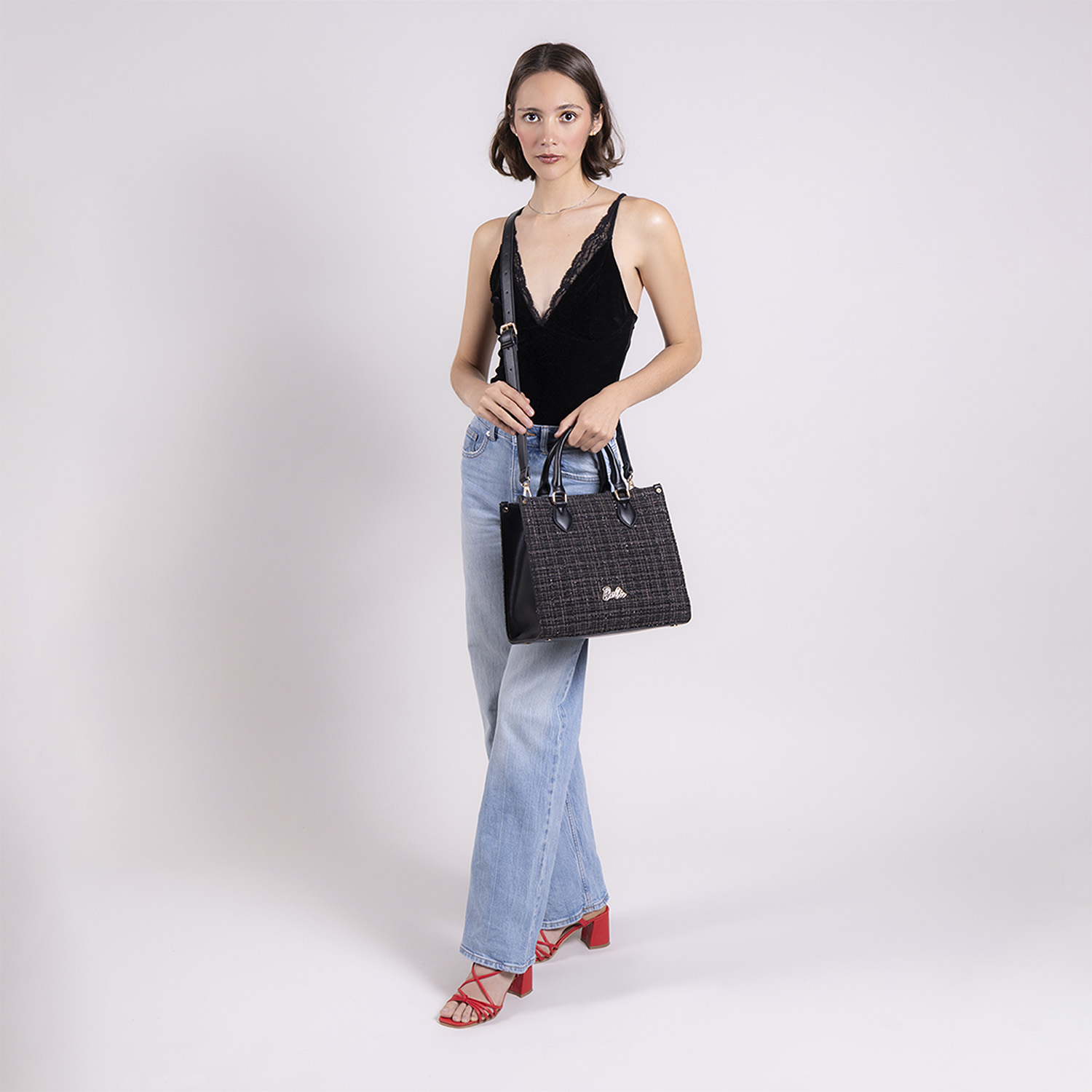 Bolsa de Mano para Dama Barbie by Chenson Negro Estilo y Funcionalidad - vista 2