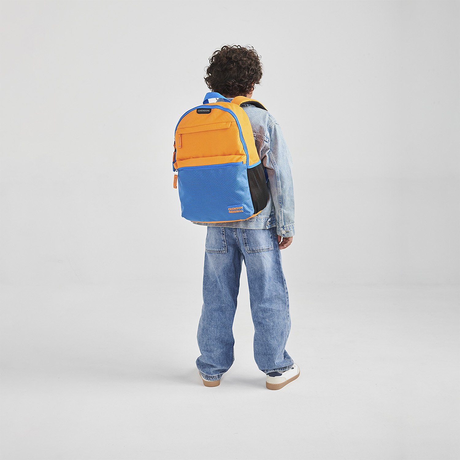 Mochila escolar Chenson Original naranja con diseño funcional y moderno - vista 2
