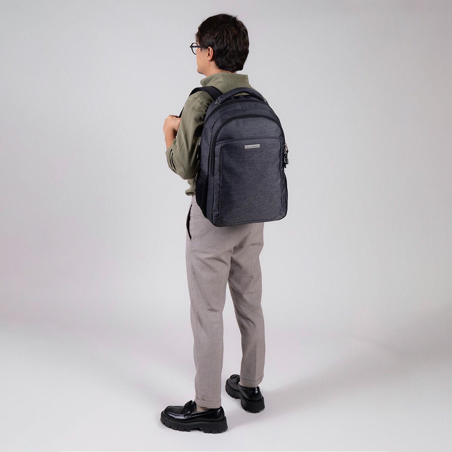 Mochila Ejecutiva Chenson Pro Negra con Soporte Lumbar y Organización - vista 2