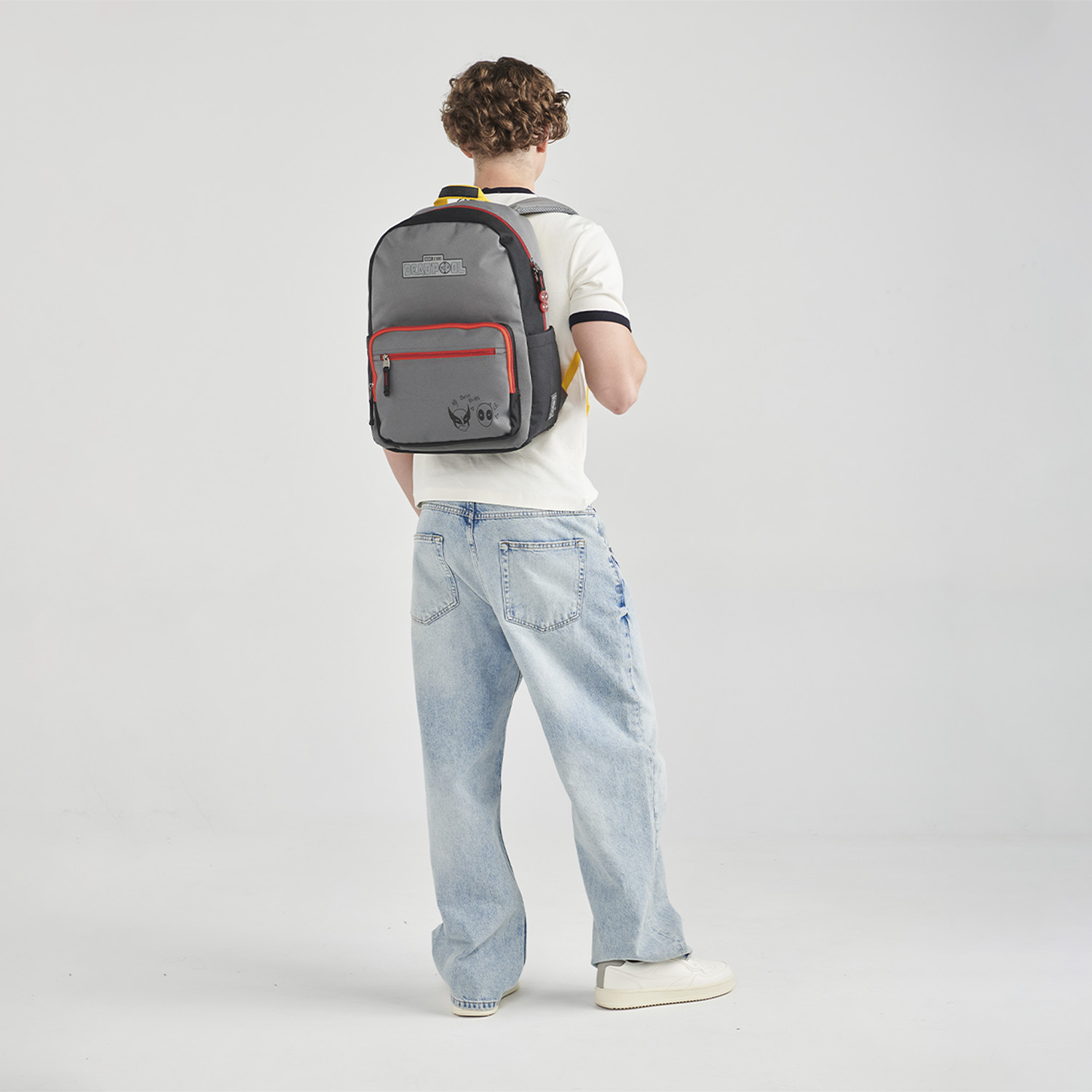 Mochila escolar DP by Chenson gris con doble bolsillo y gran diseño - vista 2