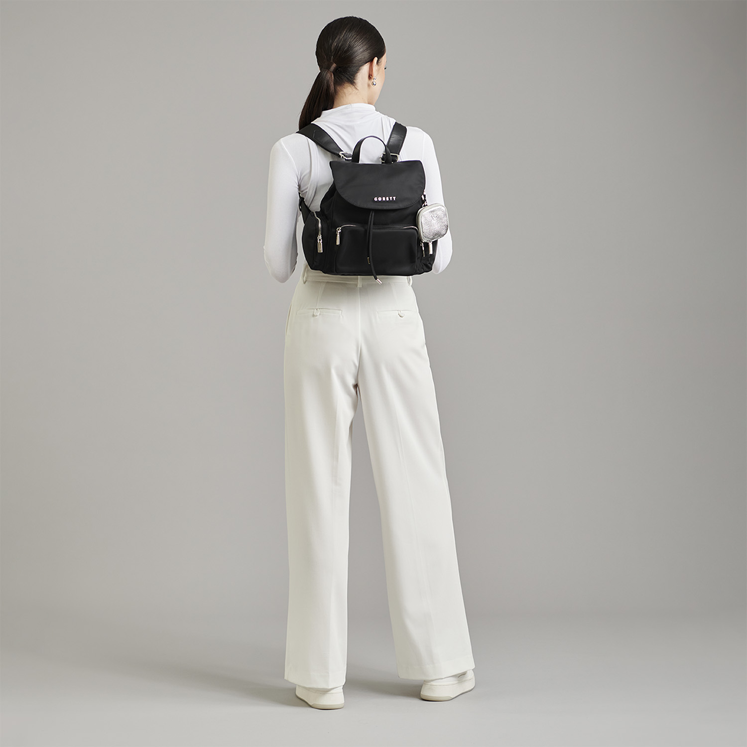 Mochila casual Gorétt by Chenson negra para dama con bolsillos funcionales - vista 2