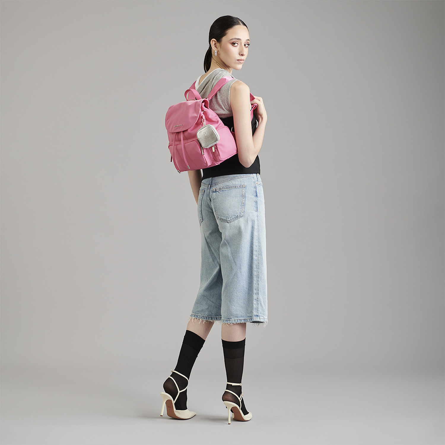 Mochila casual para dama Gorétt by Chenson color rosa con bolsillo frontal - vista 2