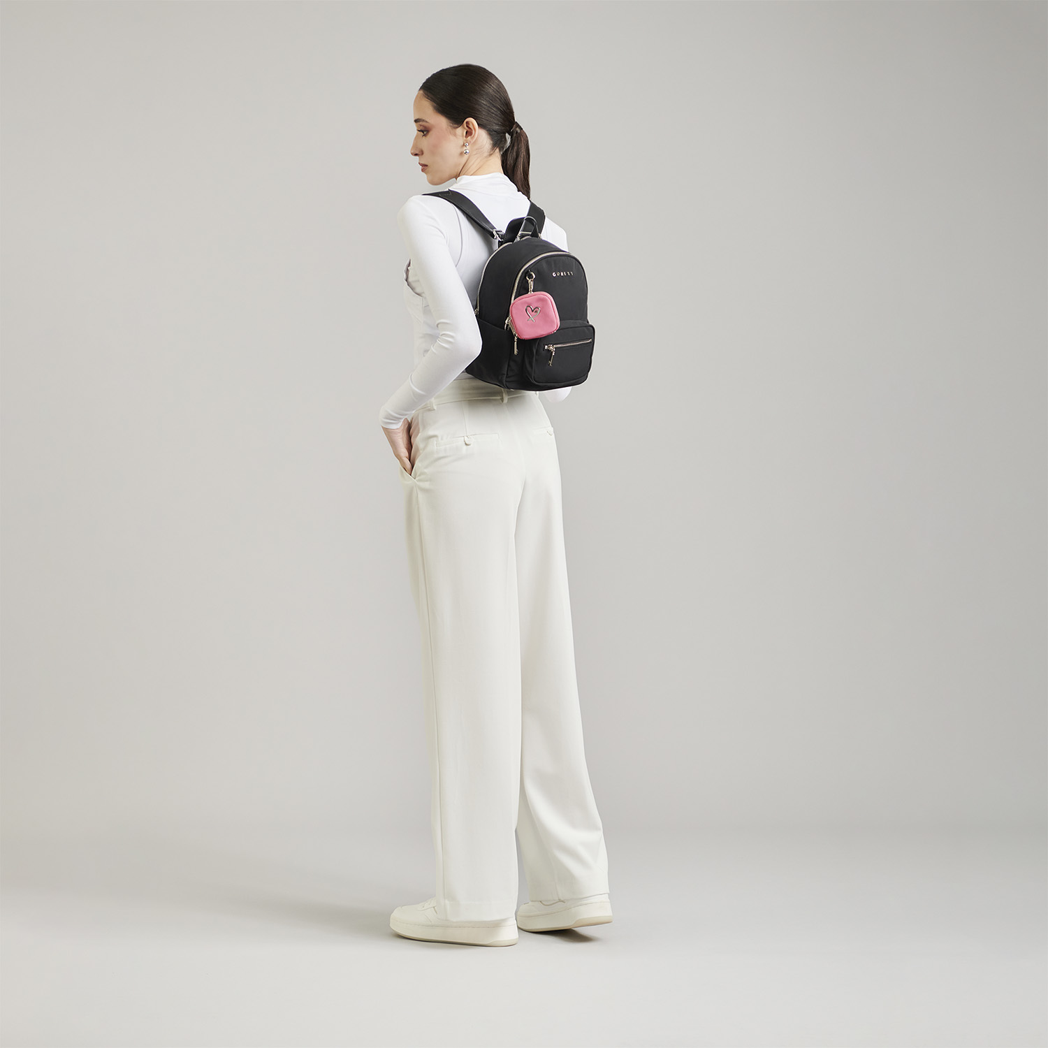 Mochila para dama Gorétt by Chenson negra con doble compartimento - vista 2