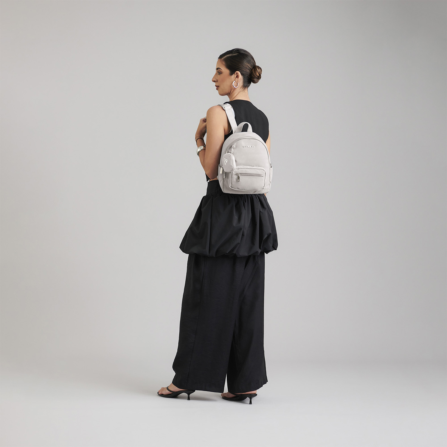 Mochila casual para dama Gorétt by Chenson Beige con doble compartimento - vista 2
