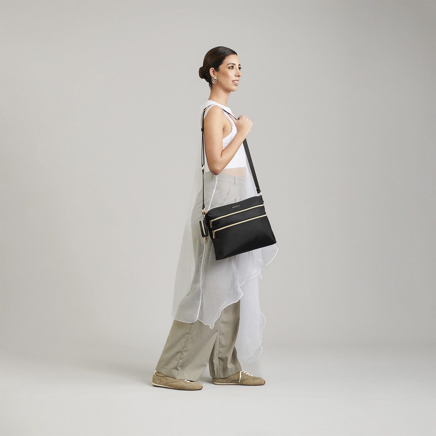 Bolsa de Lado para Dama Gorétt by Chenson Negro Estilo y Funcionalidad - vista 2