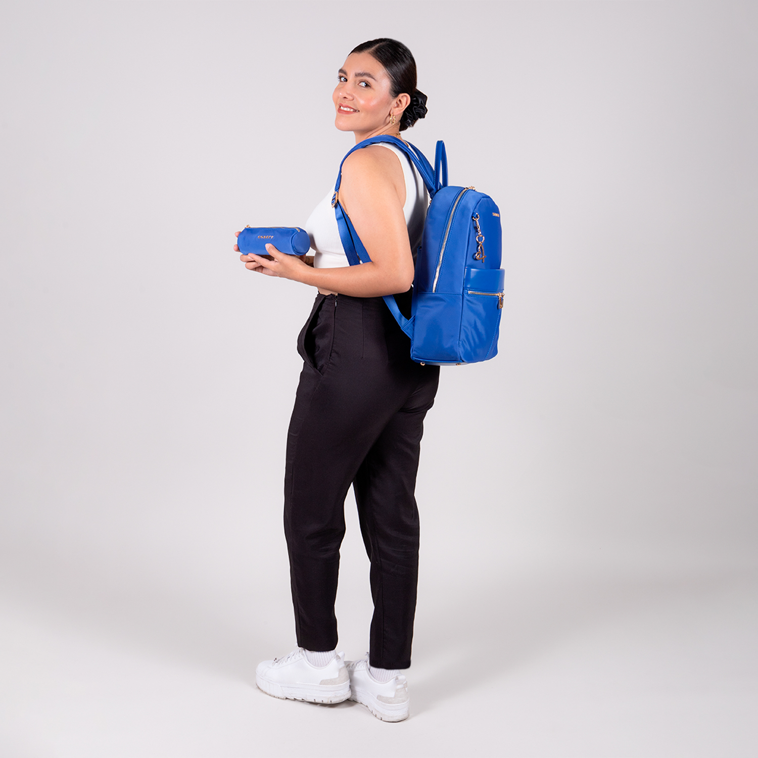 Mochila para mujer Gorétt by Chenson azul con porta laptop y compartimentos - vista 2