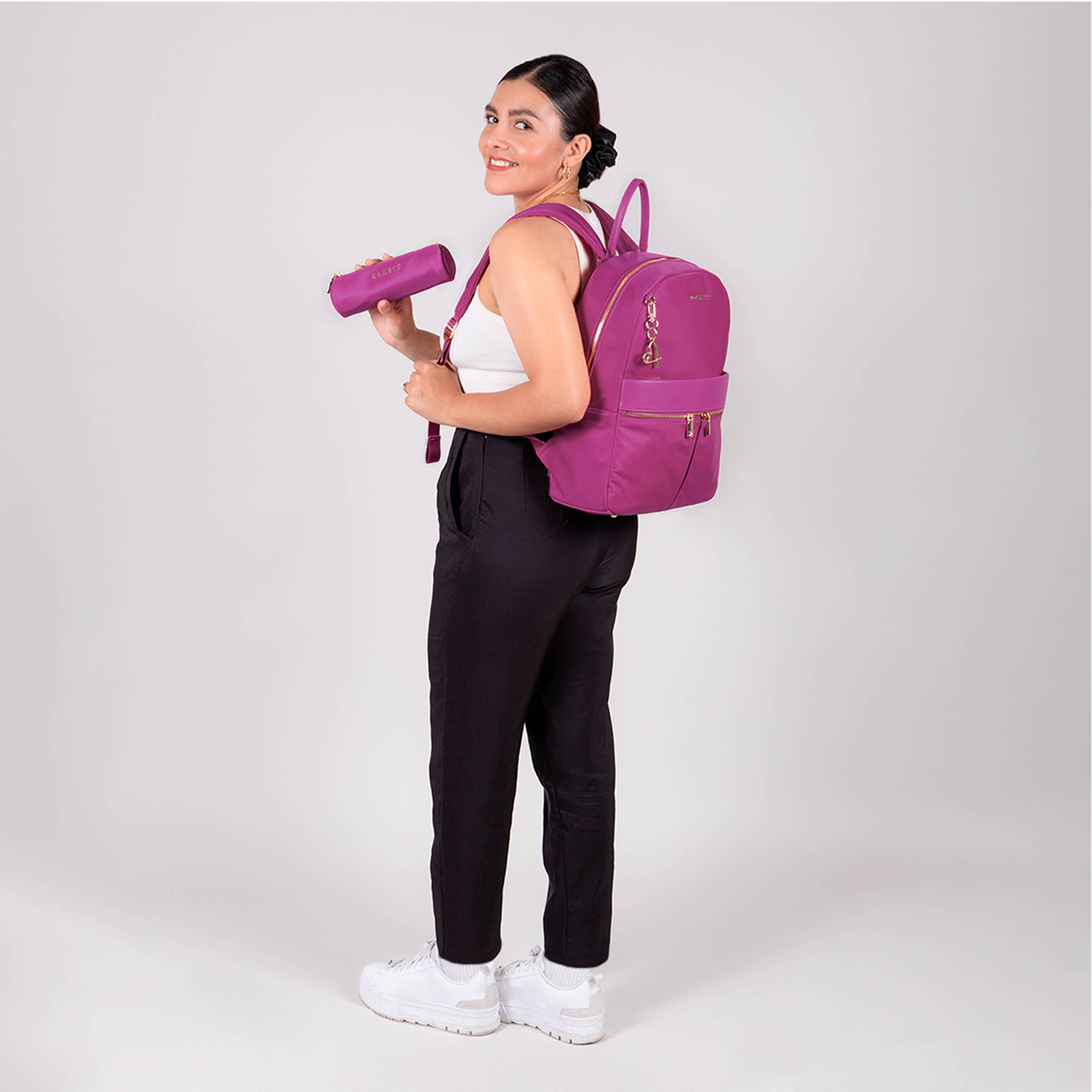Mochila casual para dama Gorétt by Chenson en color rosa con porta laptop - vista 2