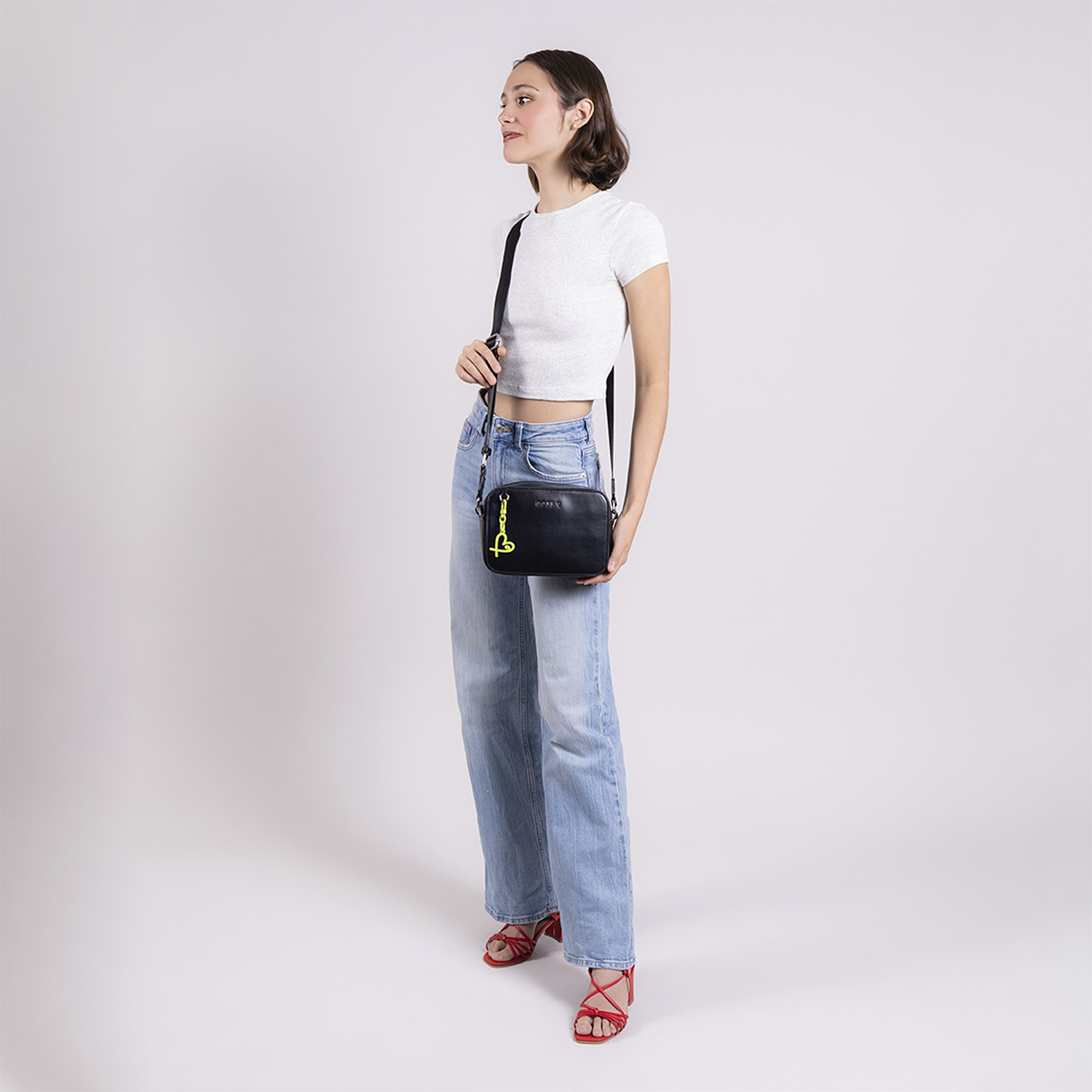 Bolsa de Lado para Dama Gorétt by Chenson Negro con Estilo y Funcionalidad - vista 2