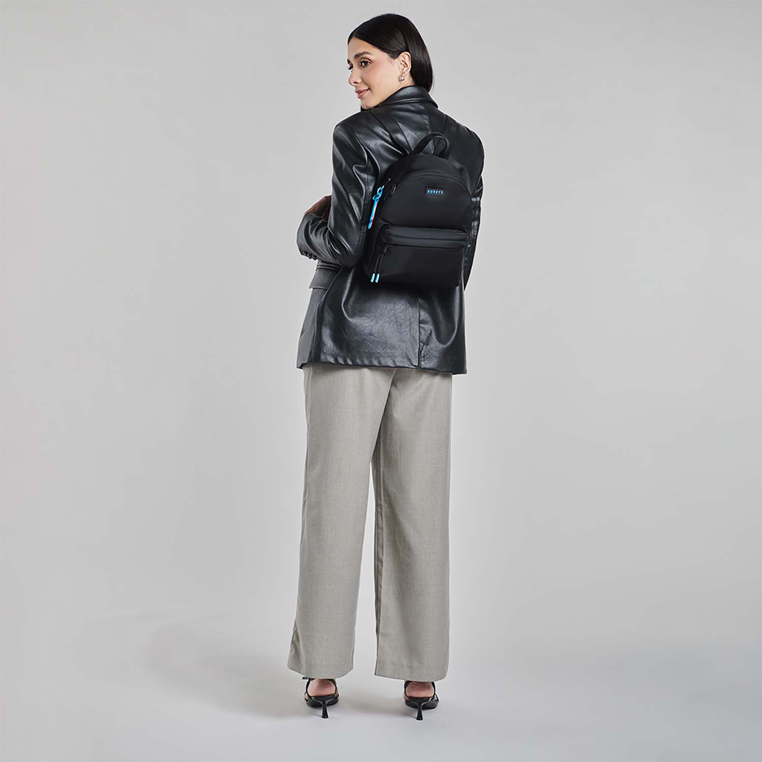 Mochila para mujer Gorétt by Chenson negra con estilo y funcionalidad - vista 2