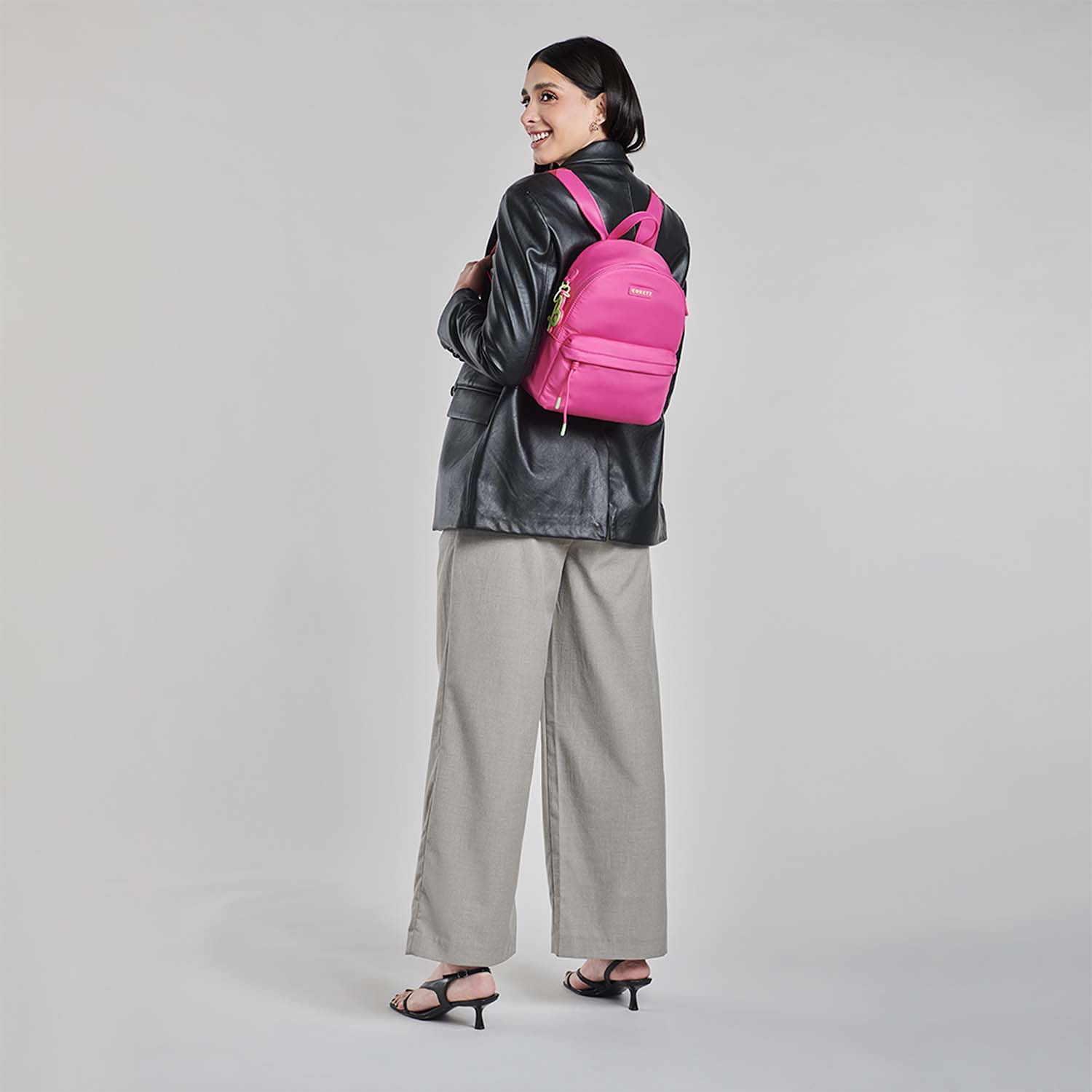 Mochila casual para dama Gorétt by Chenson rosa con diseño funcional - vista 2