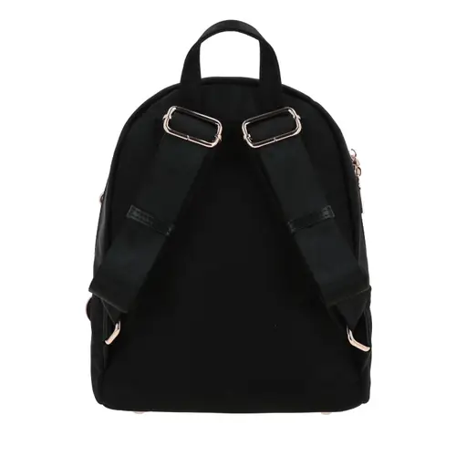 Mochila casual para dama Gorétt by Chenson color negro con amplio compartimento 4