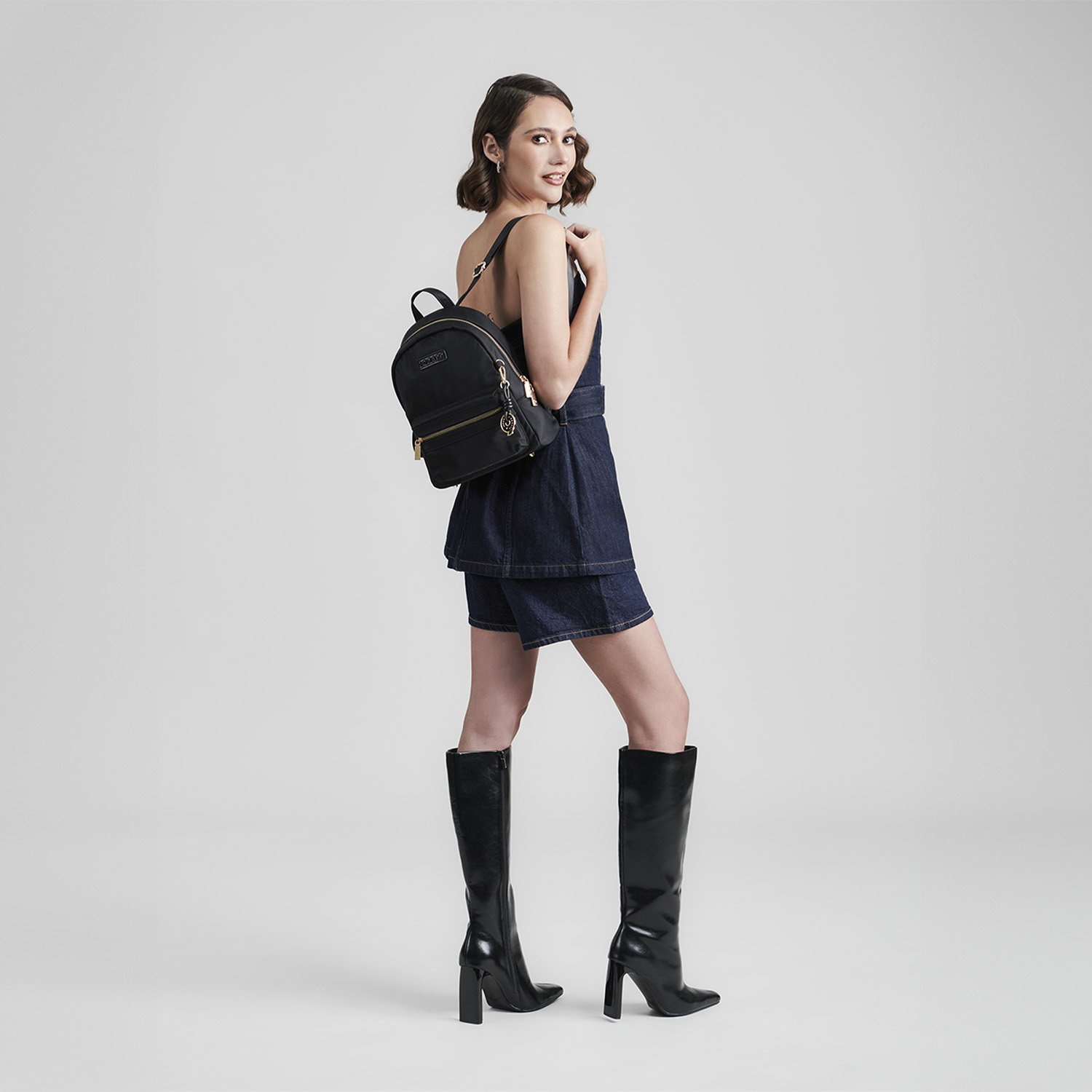 Mochila casual para dama Gorétt by Chenson color negro con amplio compartimento - vista 2
