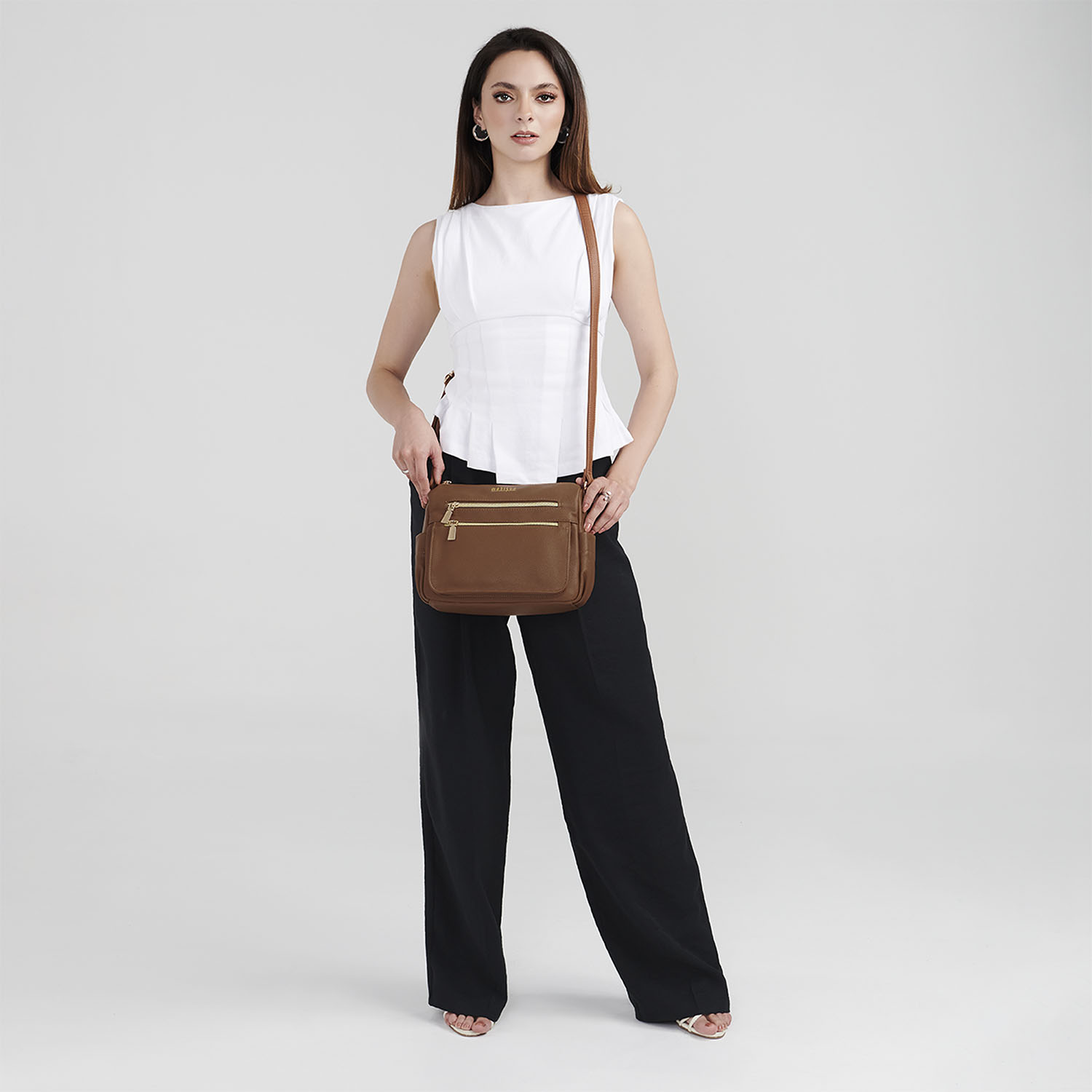 Bolsa de Lado para Dama Madison by Chenson Café - Estilo y Funcionalidad - vista 2