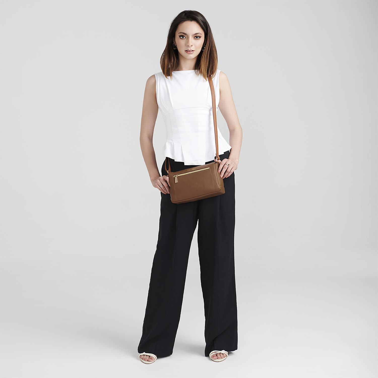 Bolsa de Lado para Dama Madison by Chenson Café con Triple Compartimento - vista 2