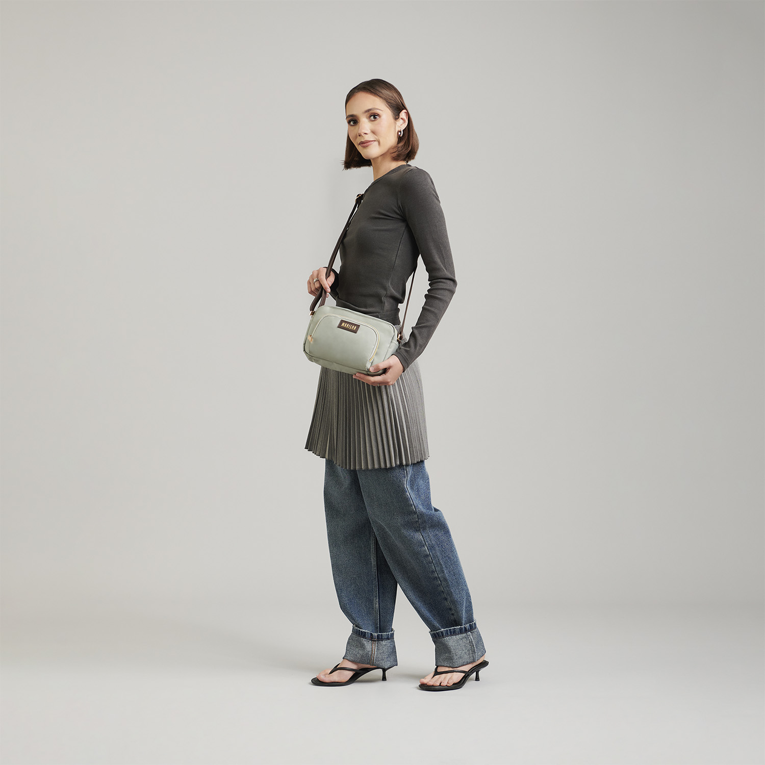 Bolsa de lado para dama Madison by Chenson gris con estilo funcional - vista 2