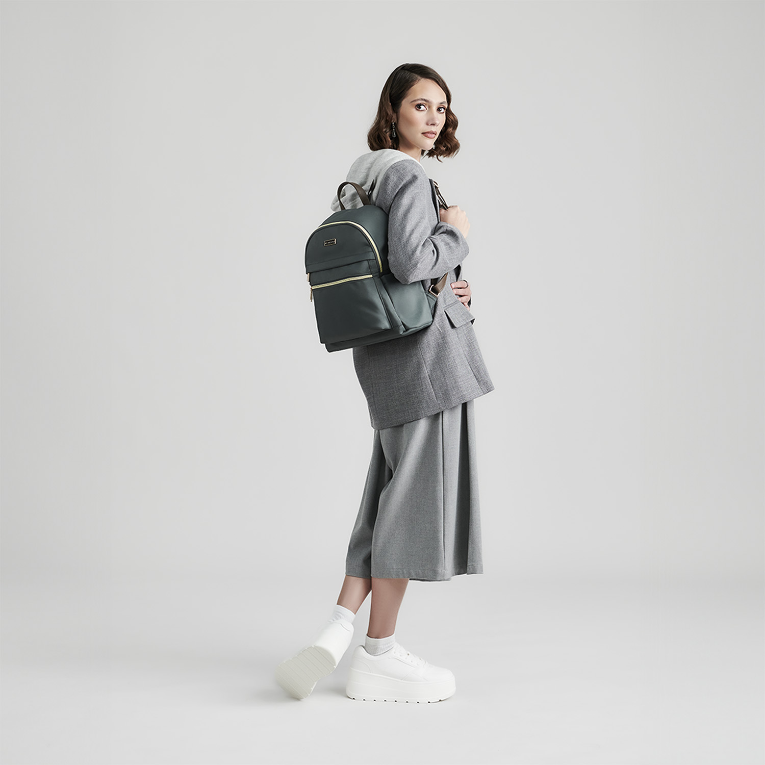 Mochila casual para dama Madison by Chenson gris con múltiples bolsillos - vista 2