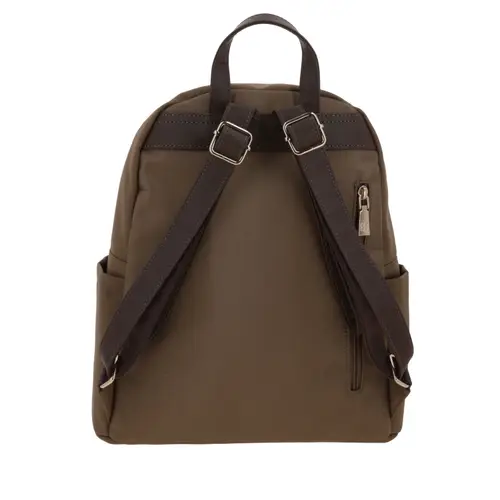 Mochila casual para dama Madison by Chenson café con estilo y funcionalidad 4