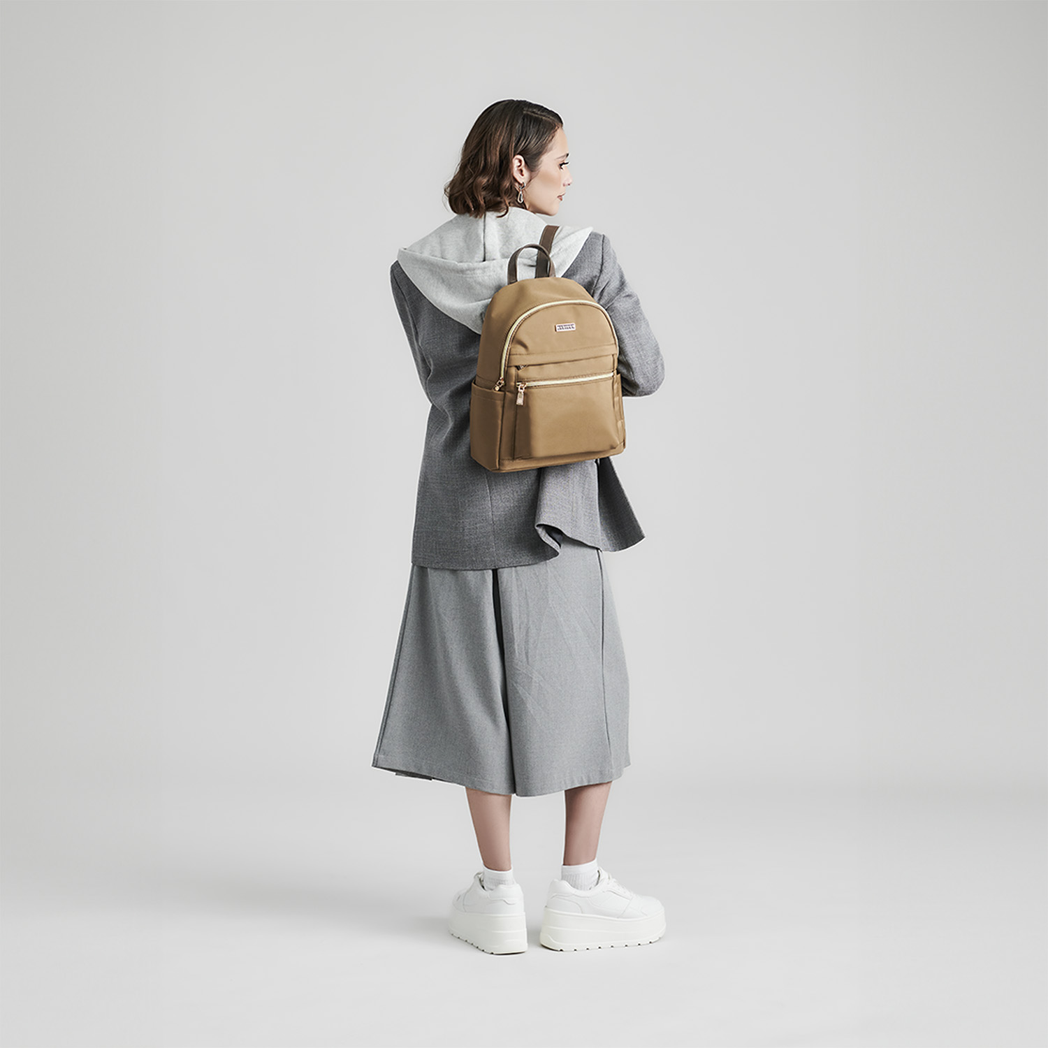 Mochila casual para dama Madison by Chenson café con estilo y funcionalidad - vista 2