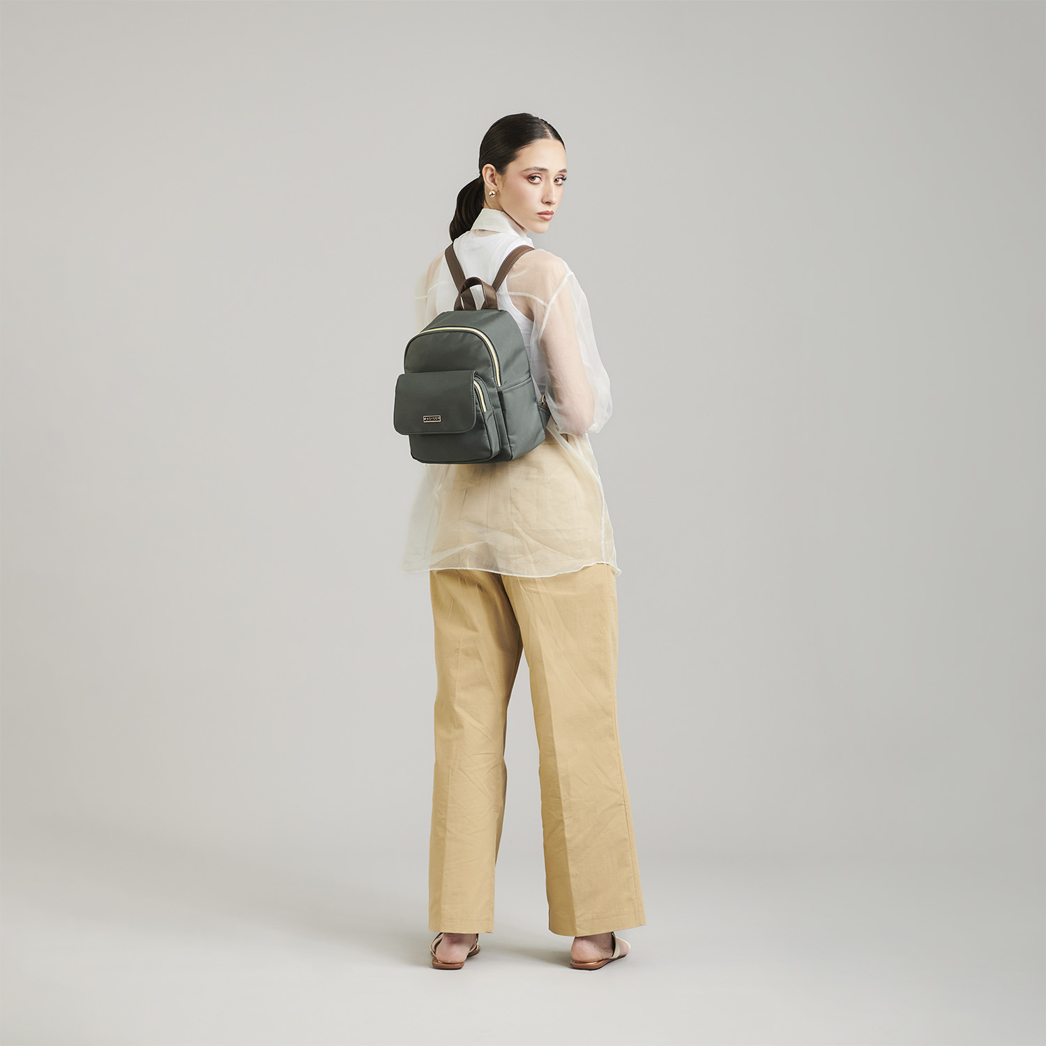 Mochila para dama Madison by Chenson Gris con diseño funcional y elegante - vista 2