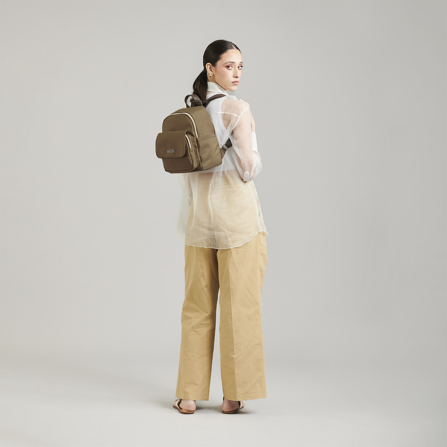 Mochila casual para dama Madison by Chenson color café con estilo único - vista 2