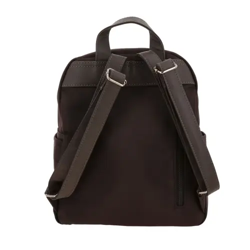 Mochila casual para dama Madison by Chenson café satinado con funcionalidad 4