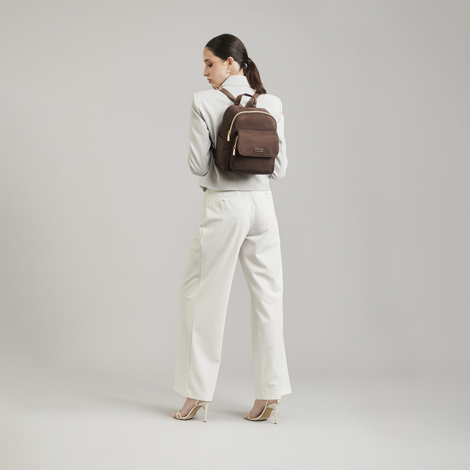 Mochila casual para dama Madison by Chenson café satinado con funcionalidad - vista 2