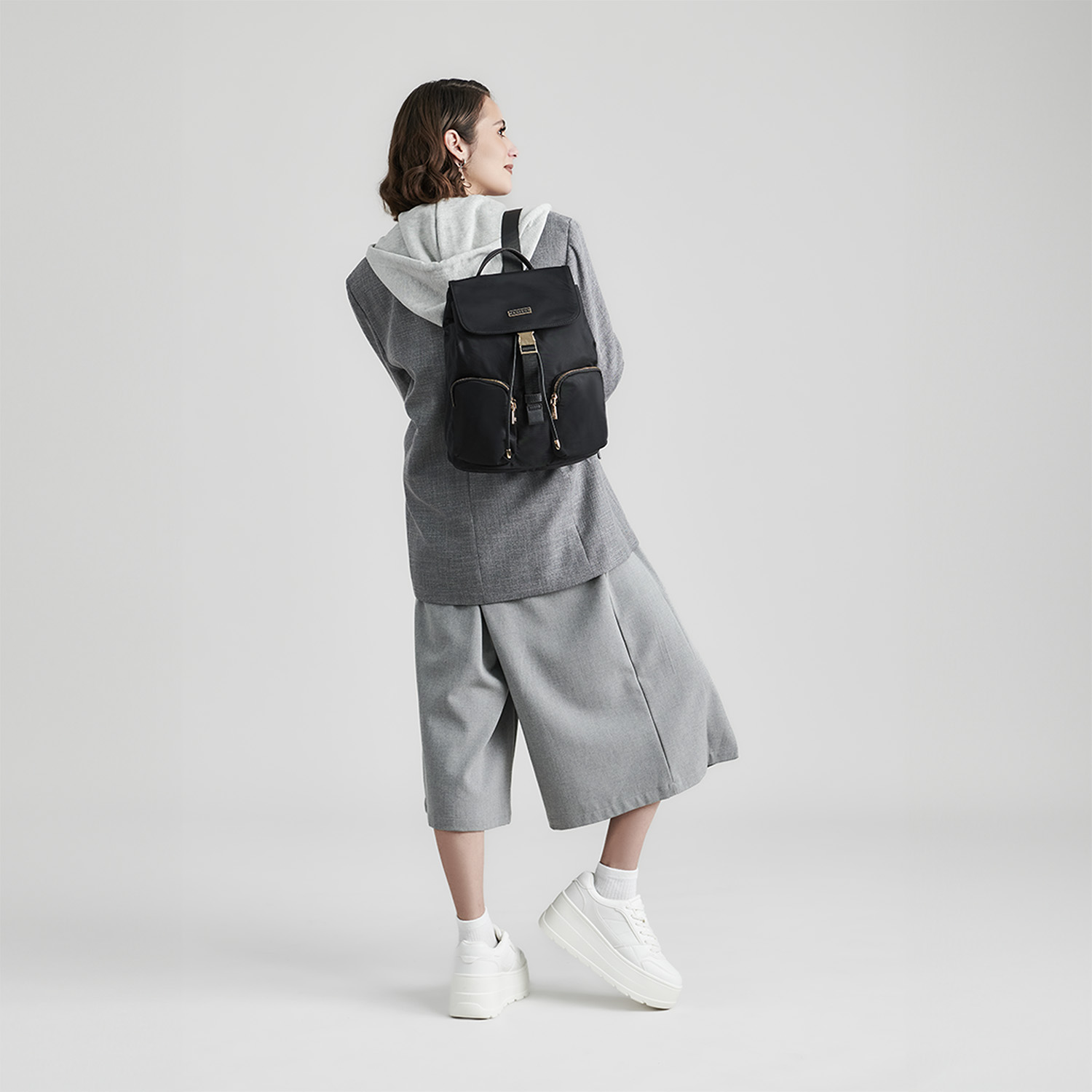 Mochila para dama Madison by Chenson negra con doble bolsillo frontal - vista 2