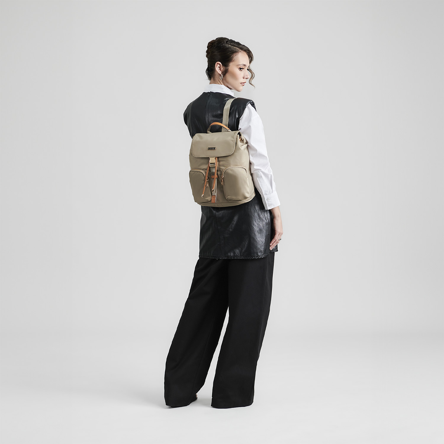 Mochila para dama Madison by Chenson Camel con doble bolsillo frontal - vista 2