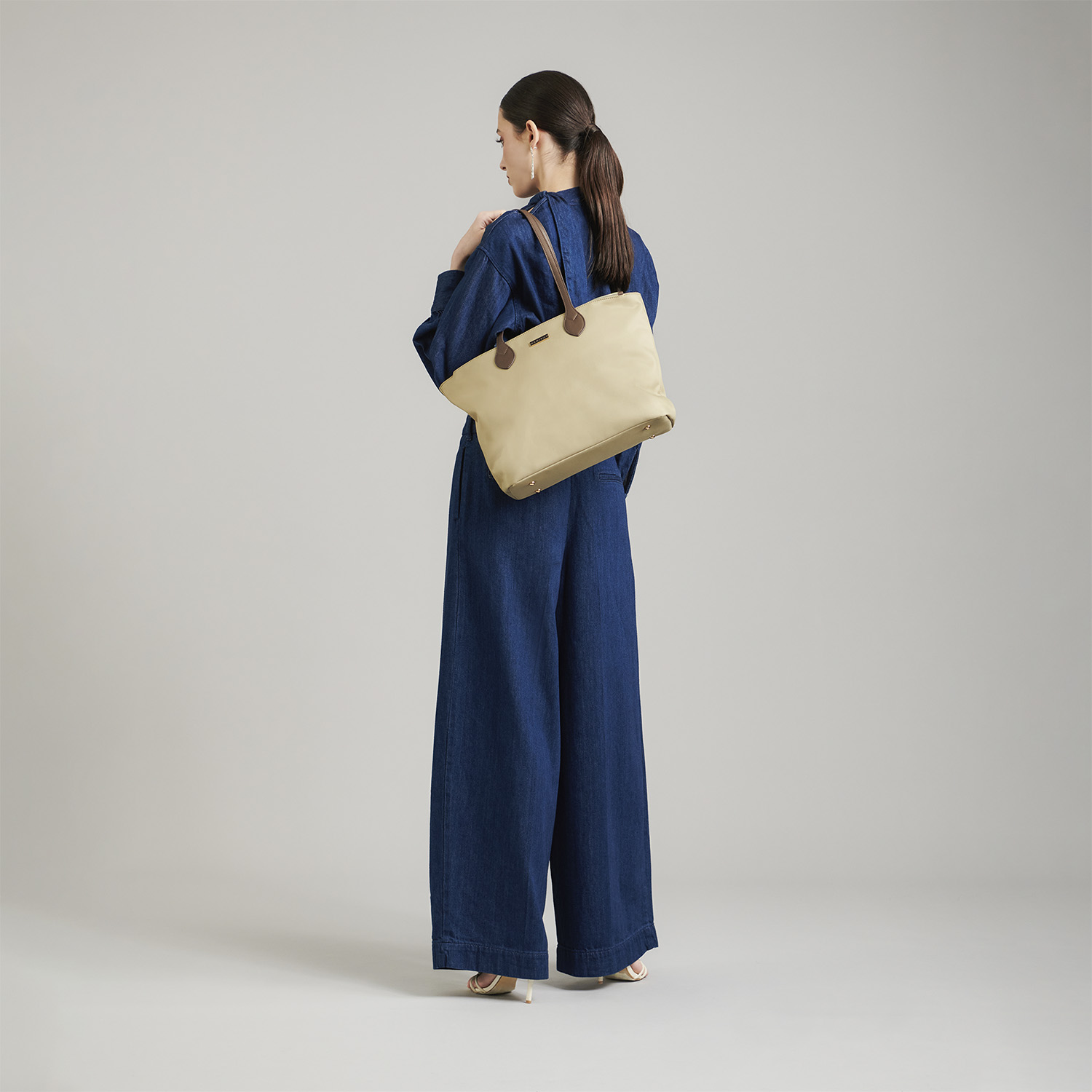 Bolsa grande para dama Madison by Chenson Camel con compartimentos prácticos - vista 2
