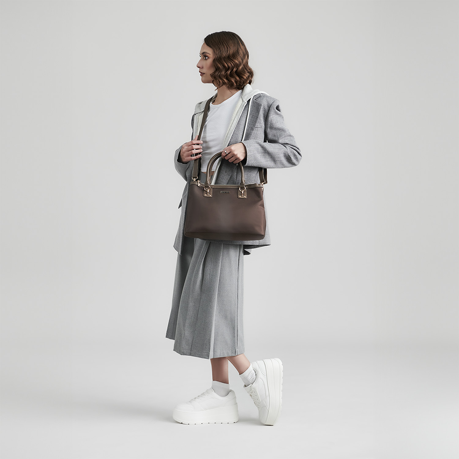 Bolsa de Mano para Dama Madison by Chenson Café Satinado Estilo y Funcionalidad - vista 2