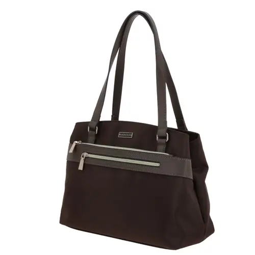 Bolsa grande para dama Madison by Chenson color café satinado con bolsillo frontal 2