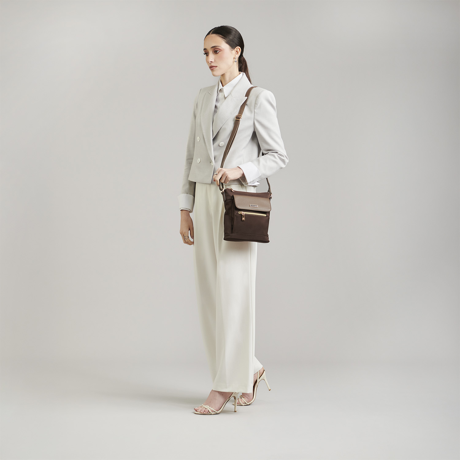 Bolsa de Lado para Dama Madison by Chenson Café Satinado con Estilo Único - vista 2