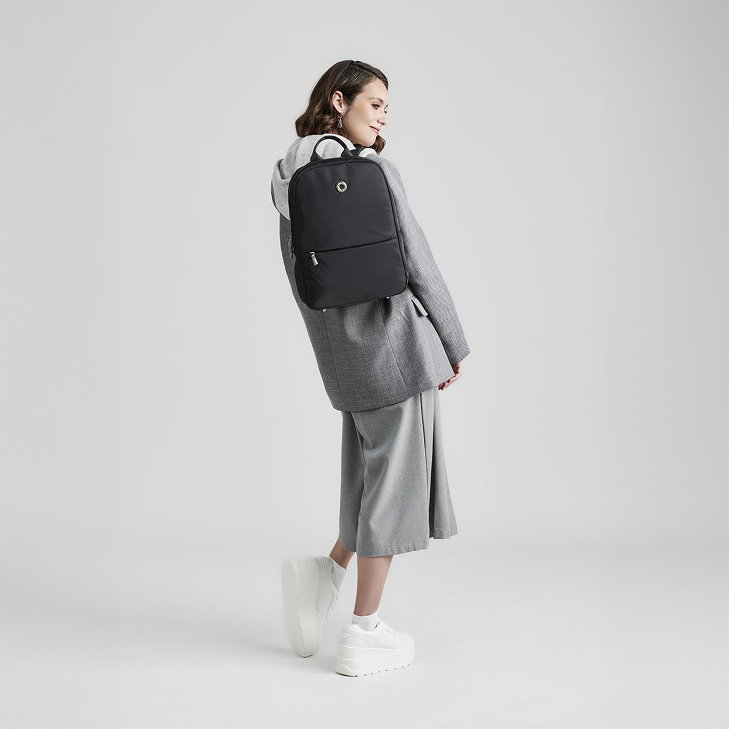 Mochila para dama Madison by Chenson negra con amplio espacio y estilo - vista 2