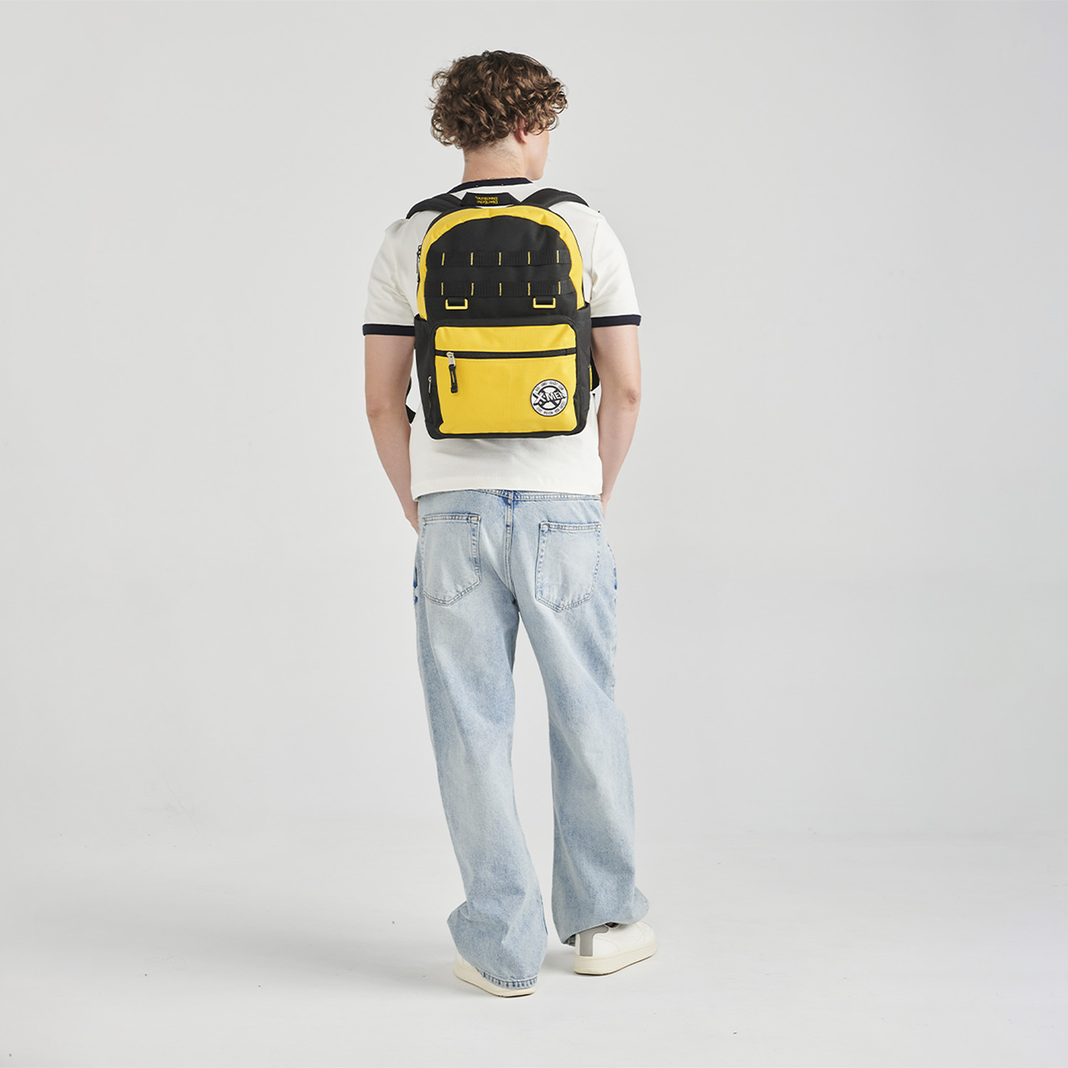 Mochila escolar negra XM by Chenson con diseño moderno y funcional - vista 2