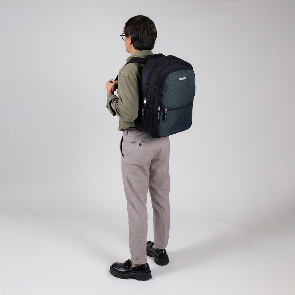 Mochila Chenson Con Porta Laptop 15′ Profesional Adulto Cp65916-2 Color Gris - vista 2