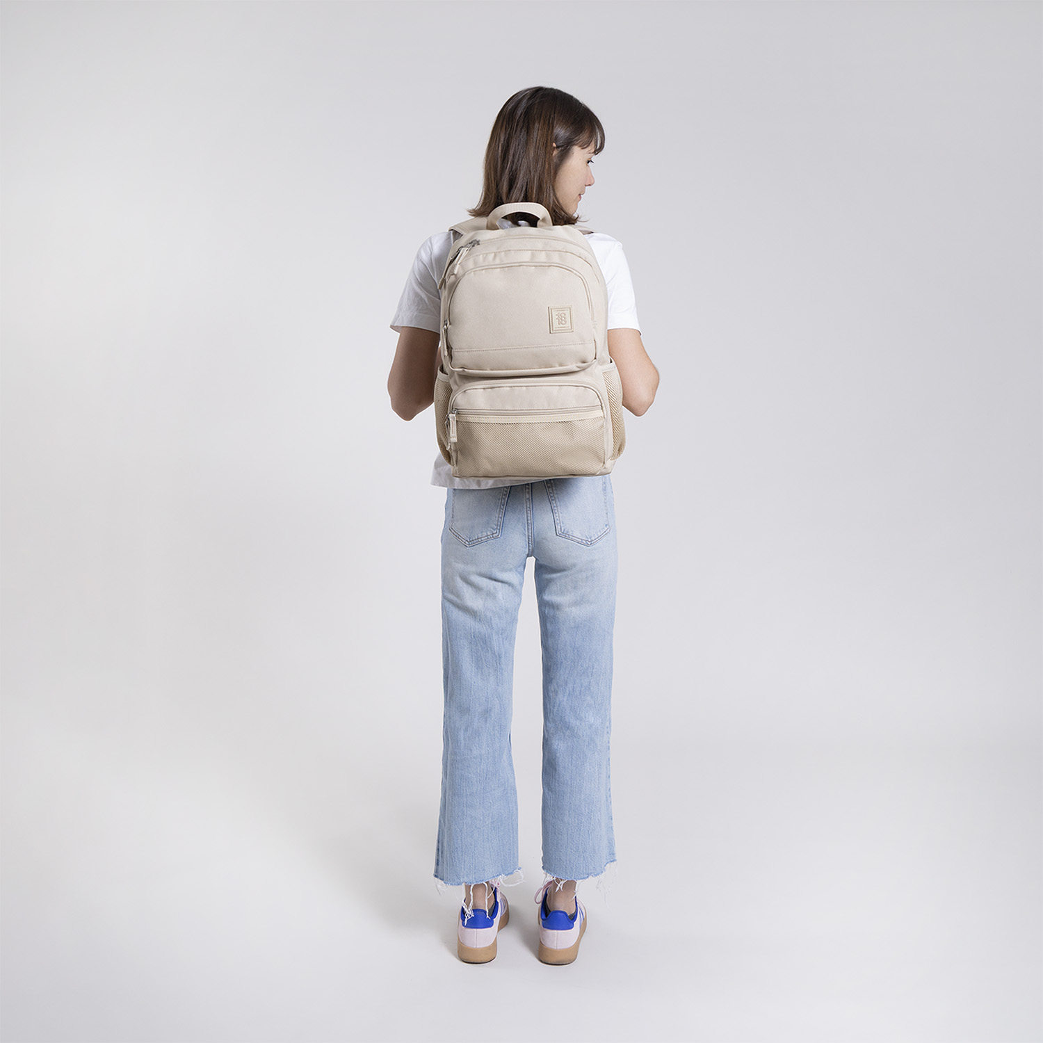 Mochila escolar 1818 by Chenson beige con amplio compartimento y bolsillos - vista 2