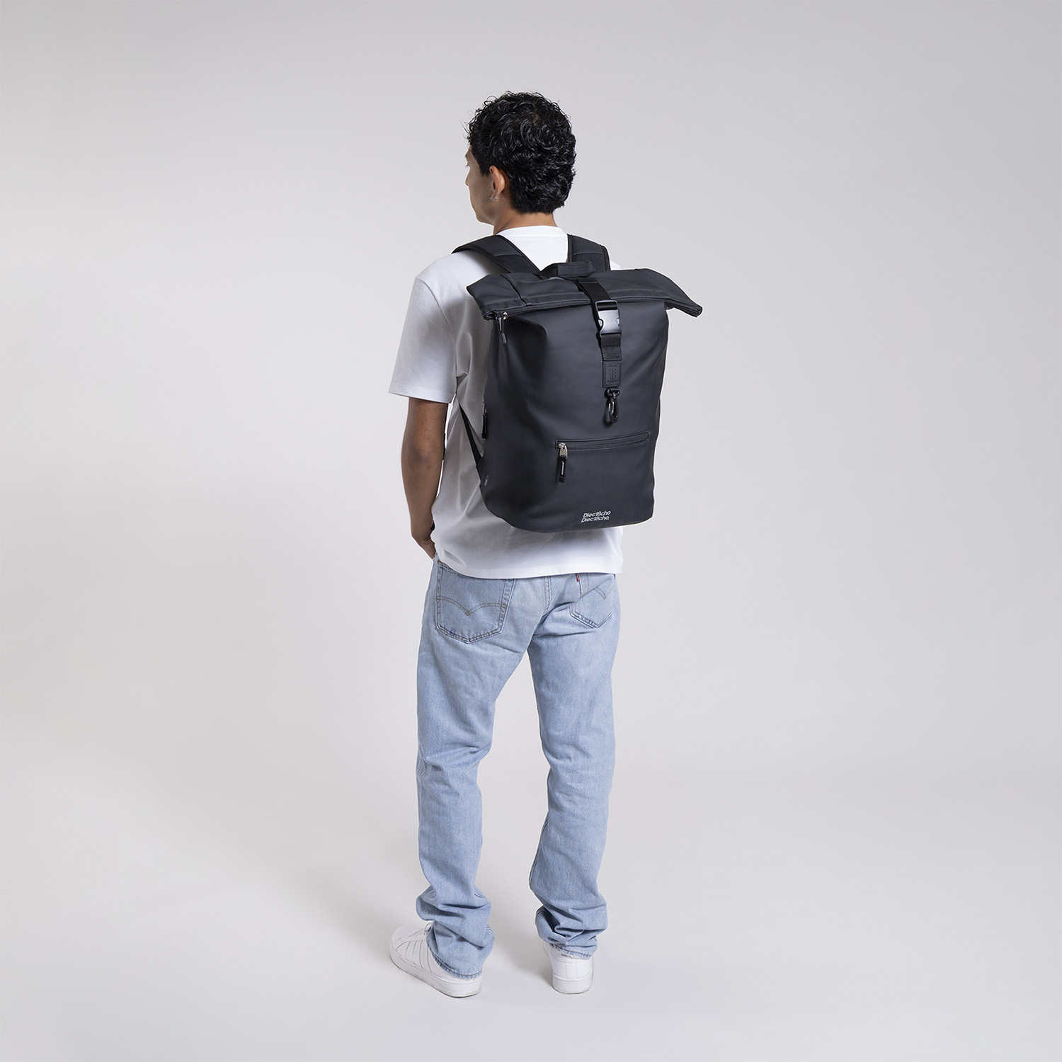 Mochila escolar 1818 by Chenson negra con amplio compartimento y ajuste - vista 2