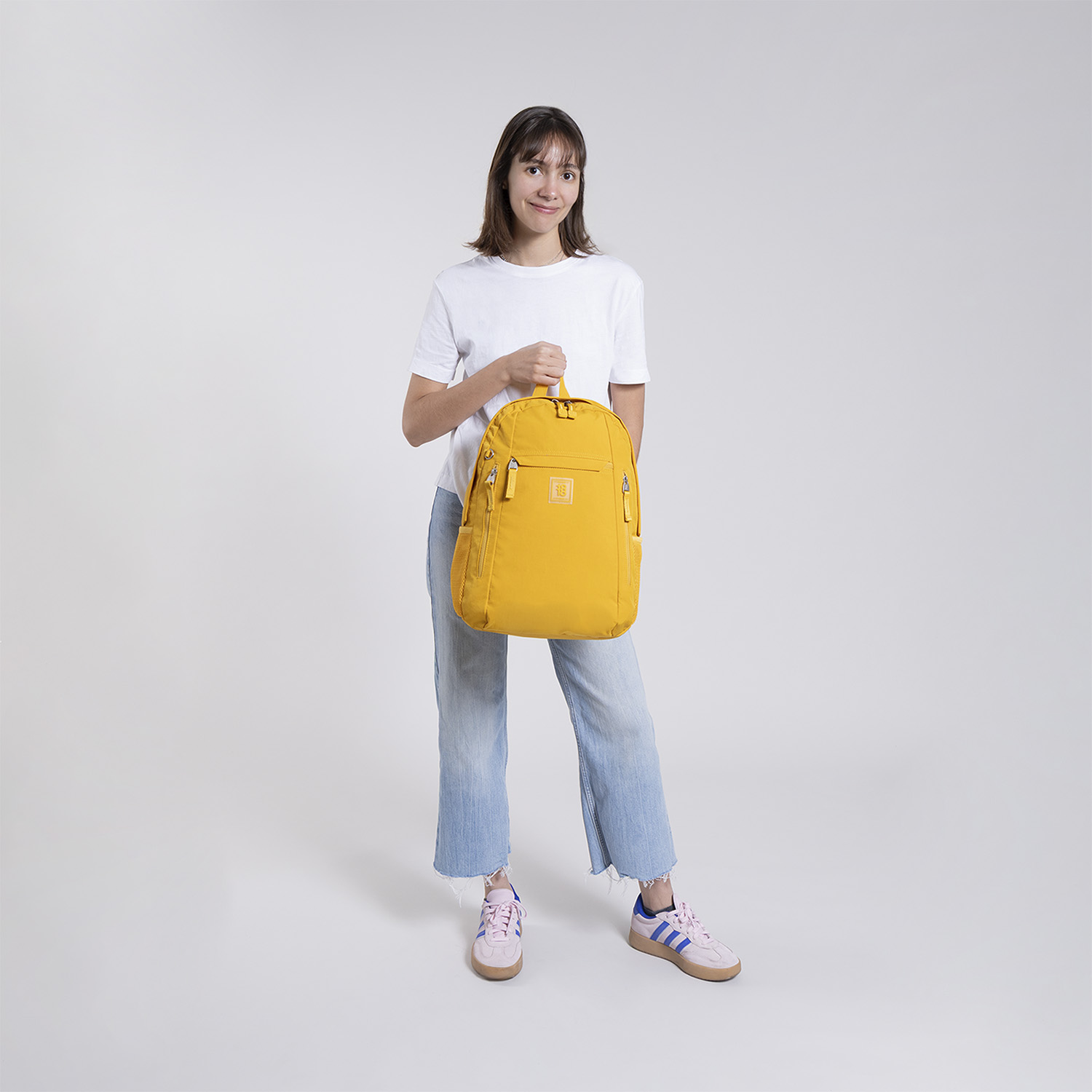 Mochila escolar juvenil 1818 by Chenson amarilla con amplios compartimentos - vista 2