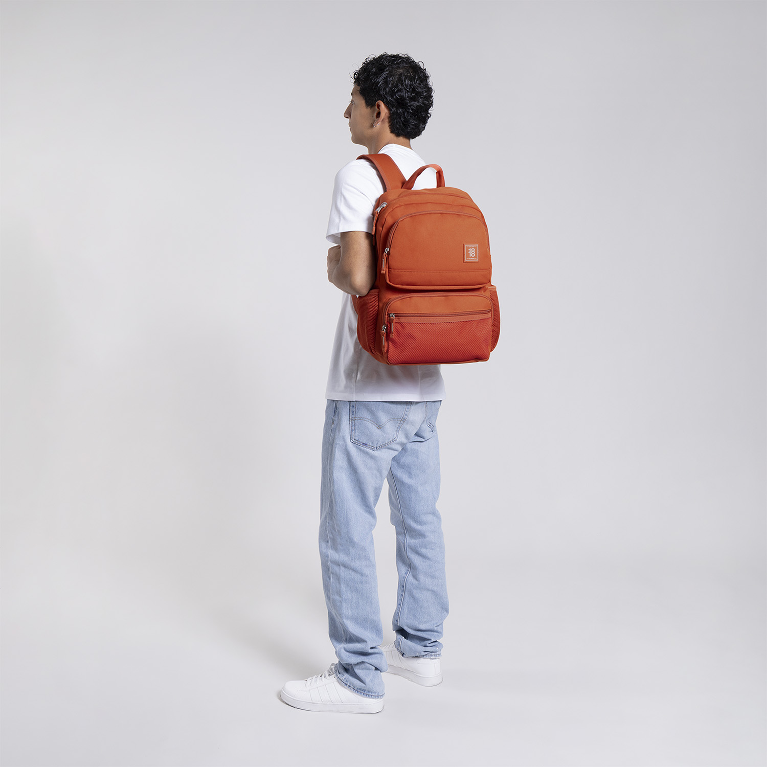 Mochila escolar juvenil 1818 by Chenson color naranja con amplios compartimentos - vista 2