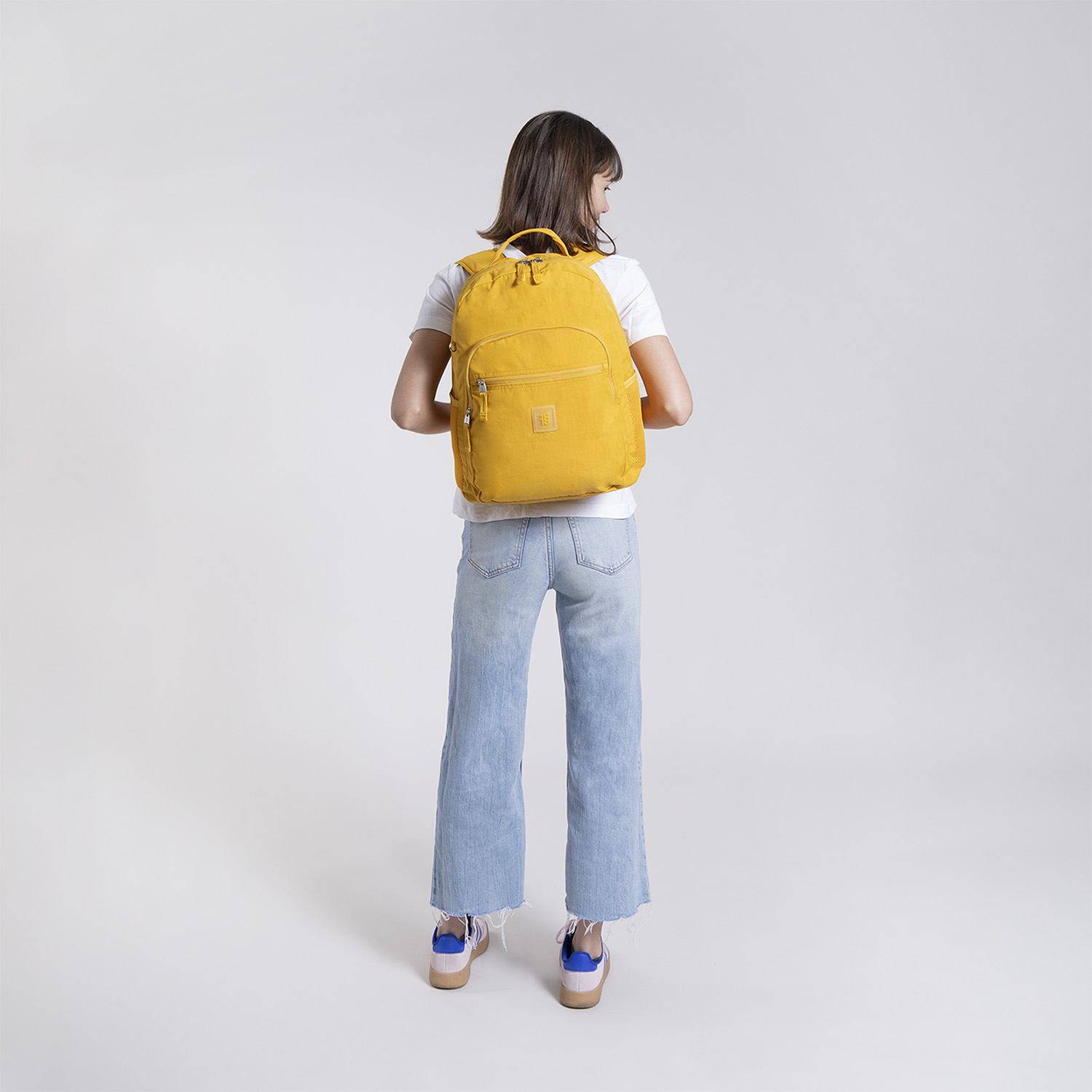 Mochila escolar juvenil 1818 by Chenson en amarillo, estilo moderno y funcional - vista 2