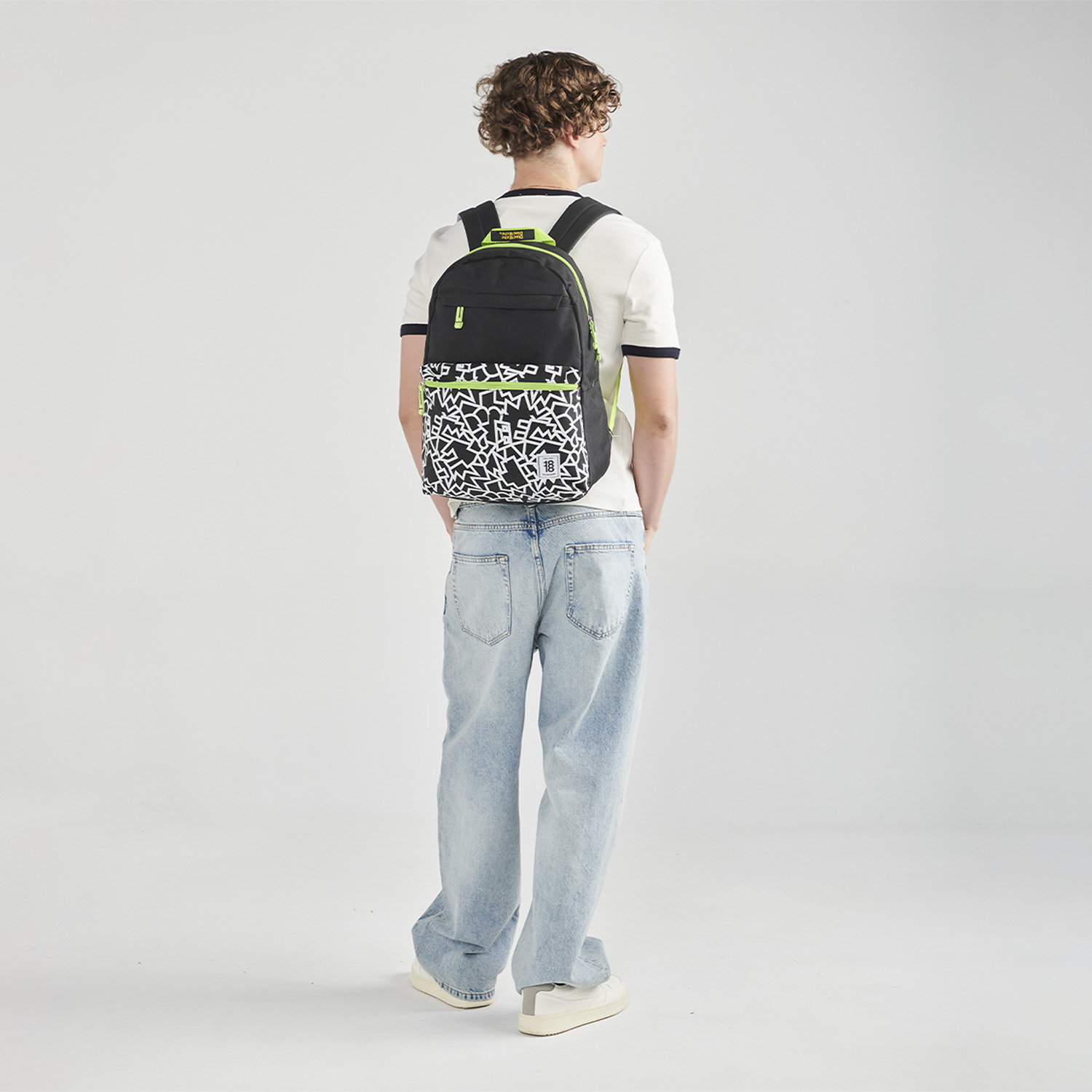 Mochila escolar juvenil 1818 by Chenson negra con amplio compartimento - vista 2