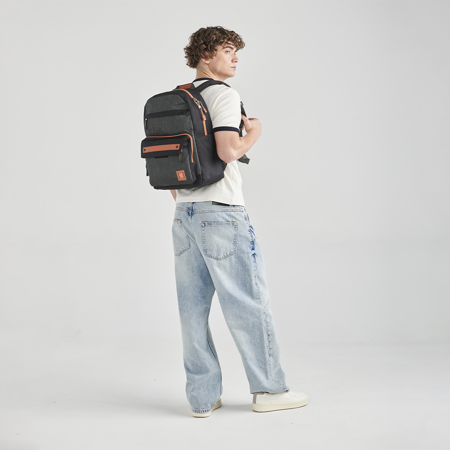 Mochila escolar juvenil 1818 by Chenson negra con amplios compartimentos - vista 2