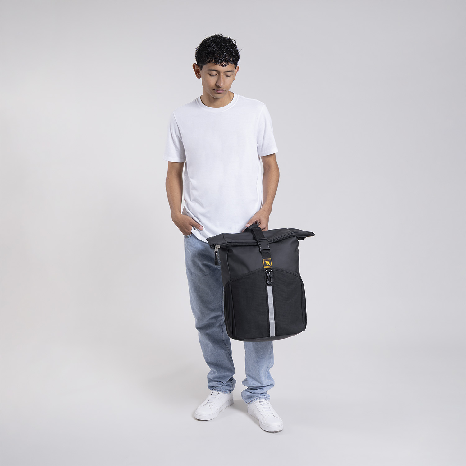 Mochila escolar juvenil 1818 by Chenson negra con compartimento amplio y diseño práctico - vista 2