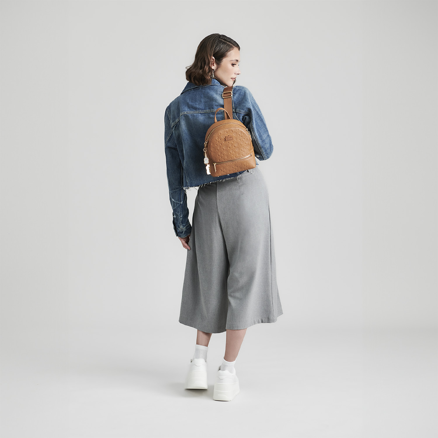 Mochila escolar para niña Princesas by Chenson Café – Estilo y funcionalidad - vista 2