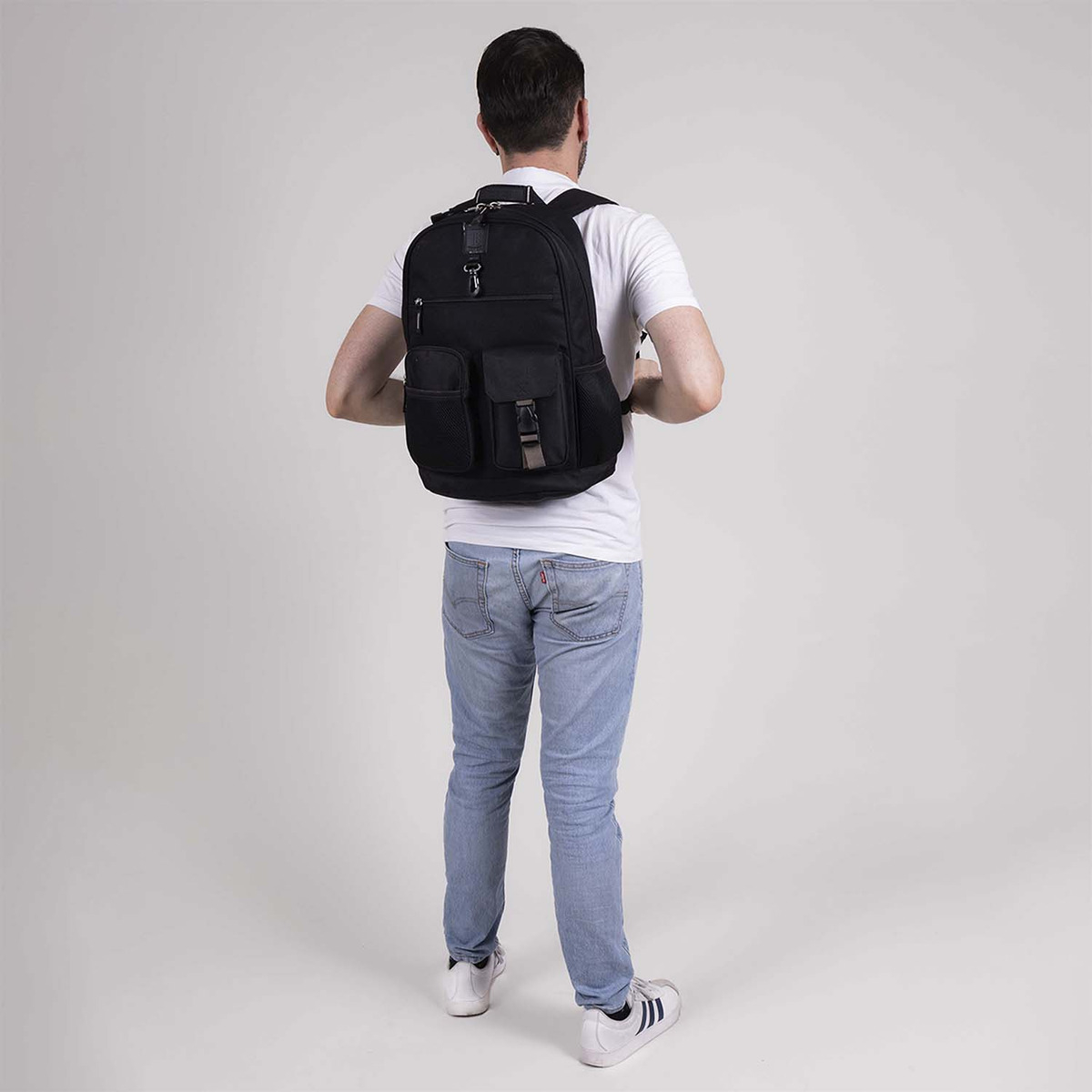 Mochila Juvenil Grande 1818 Chenson Wynni Unisex Multiples Bolsillos Color Negro Diseño De La Tela Lisa - vista 2