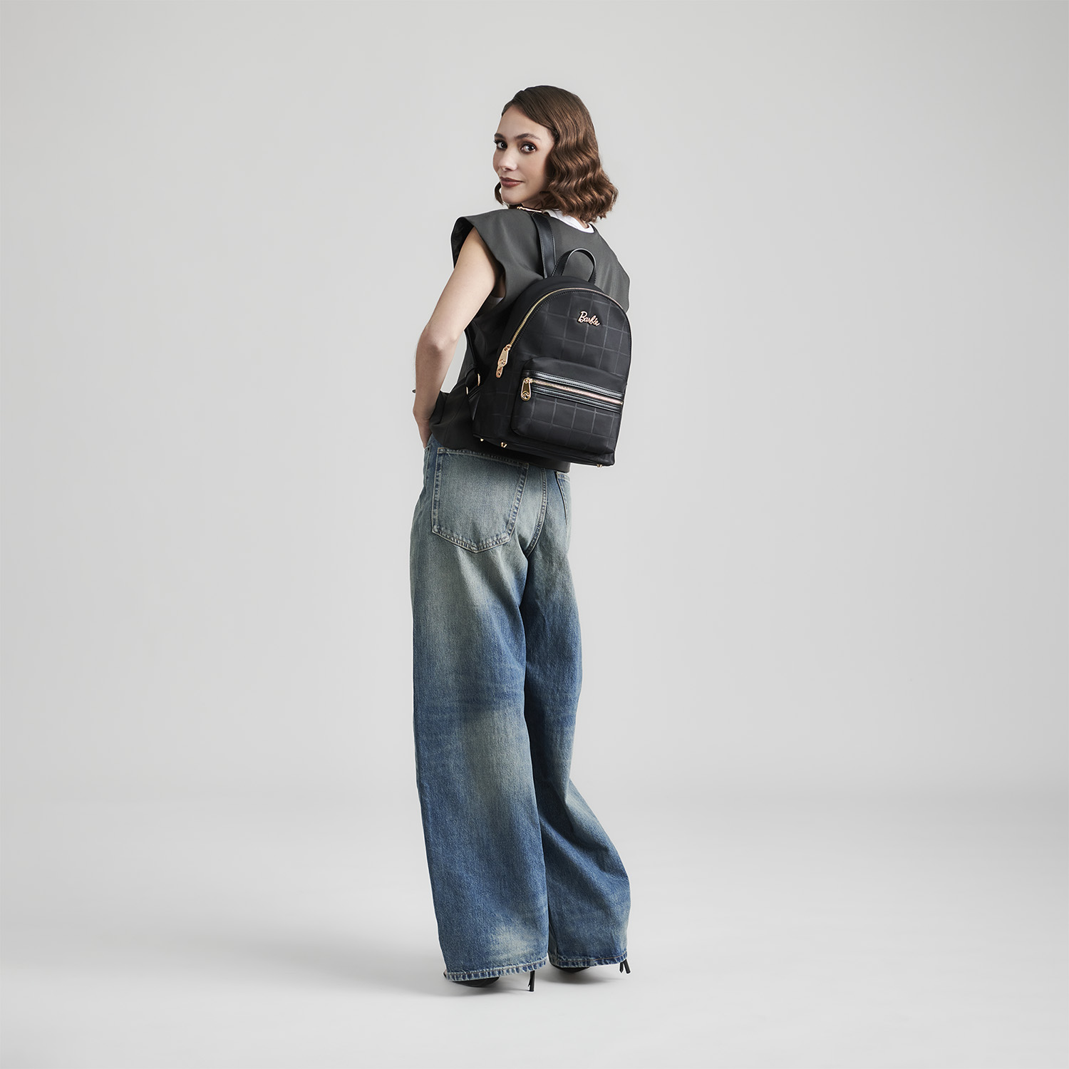 Mochila para mujer casual Barbie by Chenson en color negro con amplio compartimento - vista 2