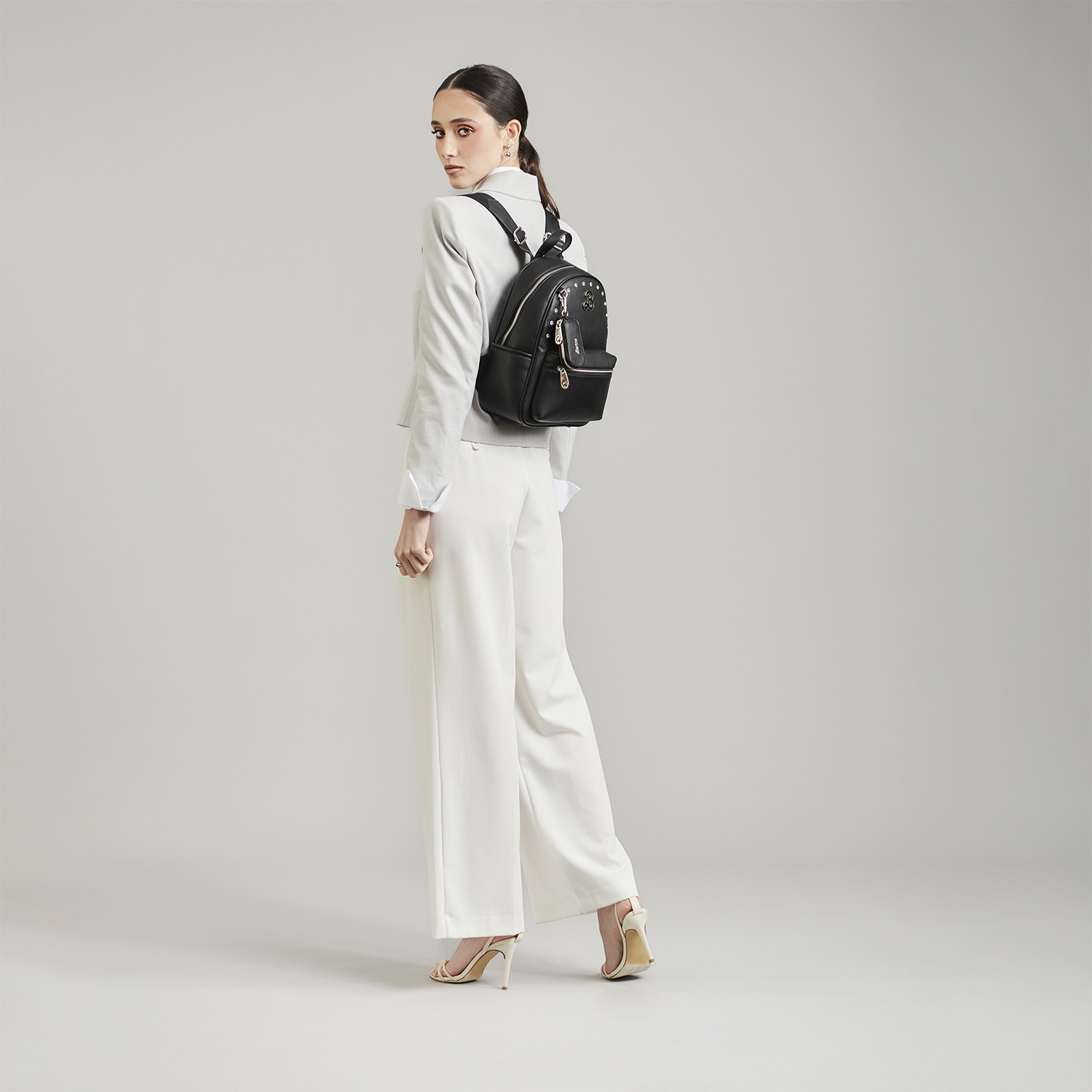 Mochila para mujer casual Barbie by Chenson negra con diseño moderno - vista 2